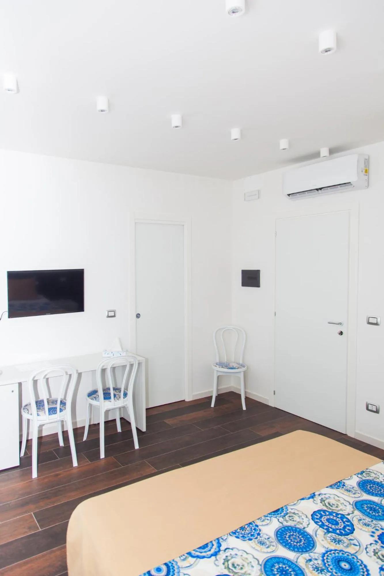 Shower, Bed in Casa Restino