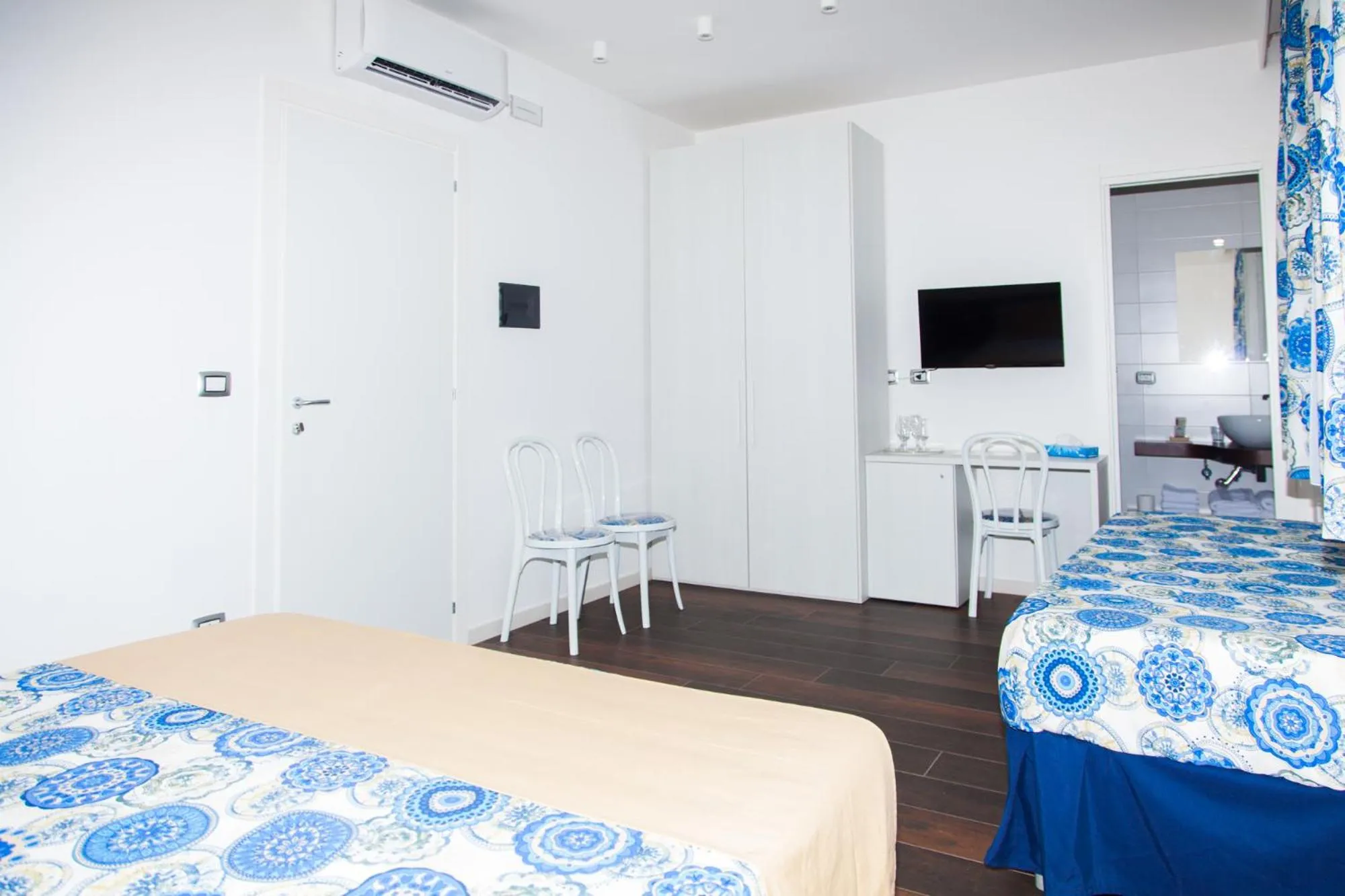 Shower, Bed in Casa Restino