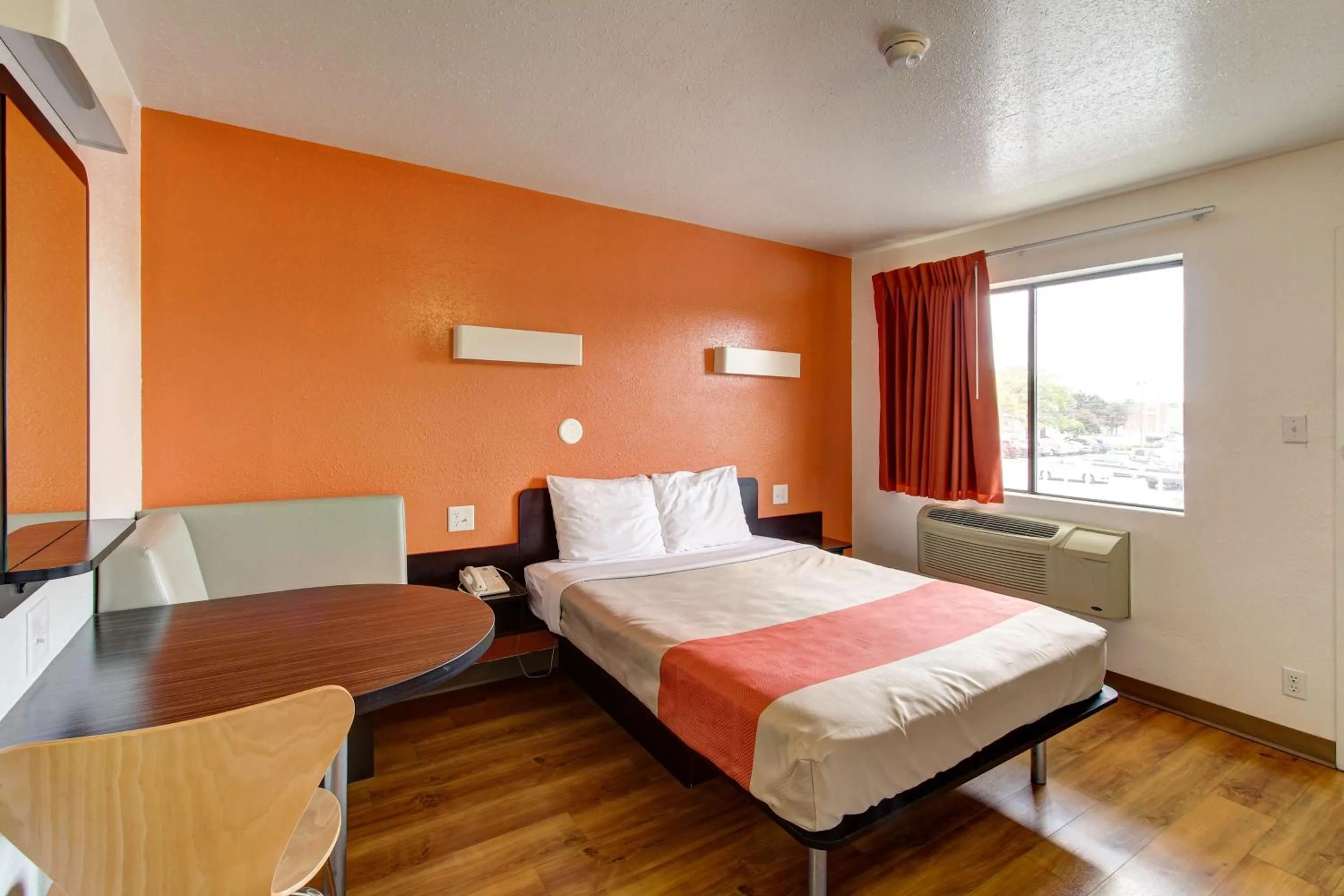 Photo of the whole room, Bed in Motel 6-Amherst, OH - Cleveland West - Lorain