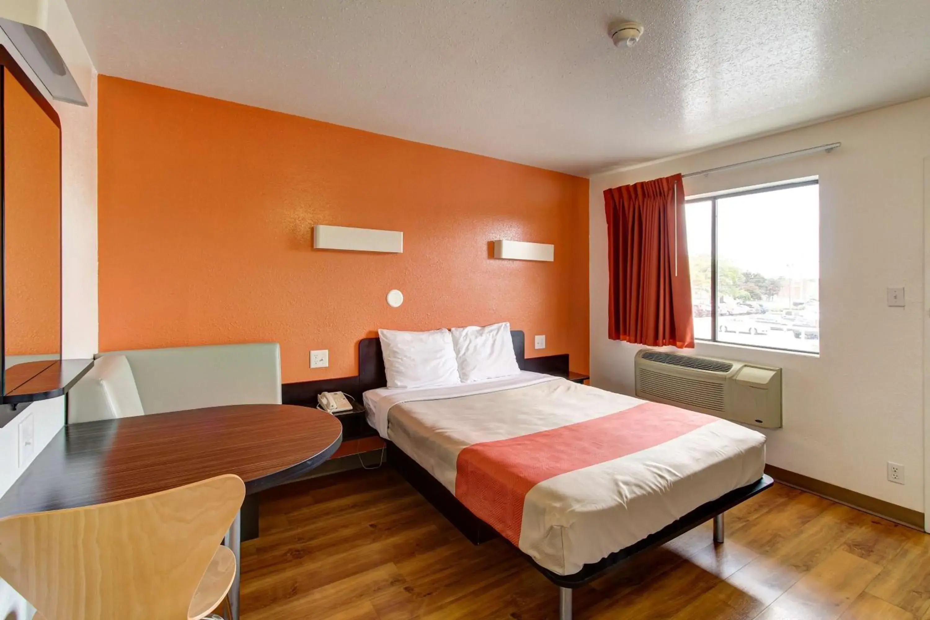 Photo of the whole room, Bed in Motel 6-Amherst, OH - Cleveland West - Lorain Photo of the whole room, Bed in Motel 6-Amherst, OH - Cleveland West - Lorain