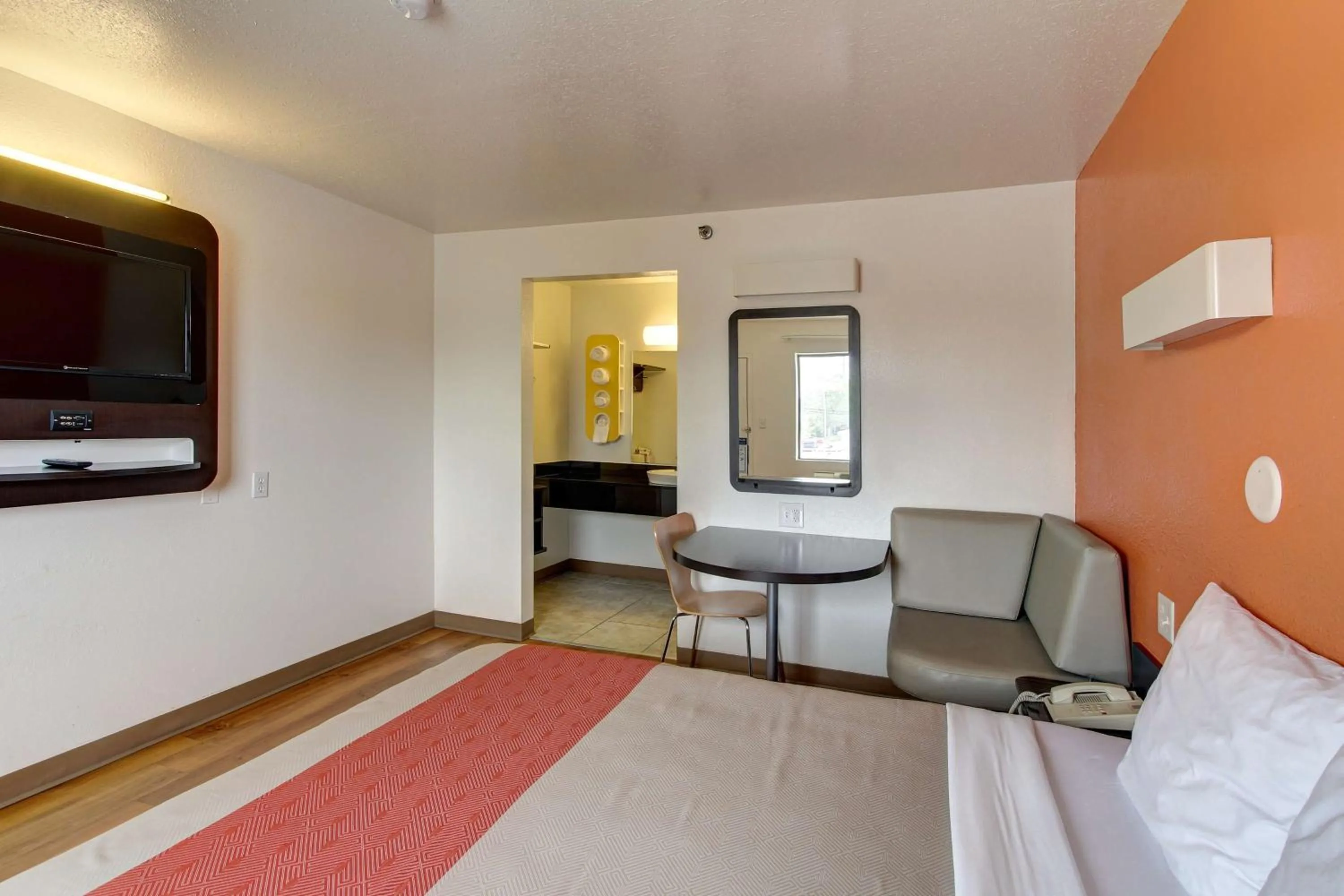 TV and multimedia, Bed in Motel 6-Amherst, OH - Cleveland West - Lorain