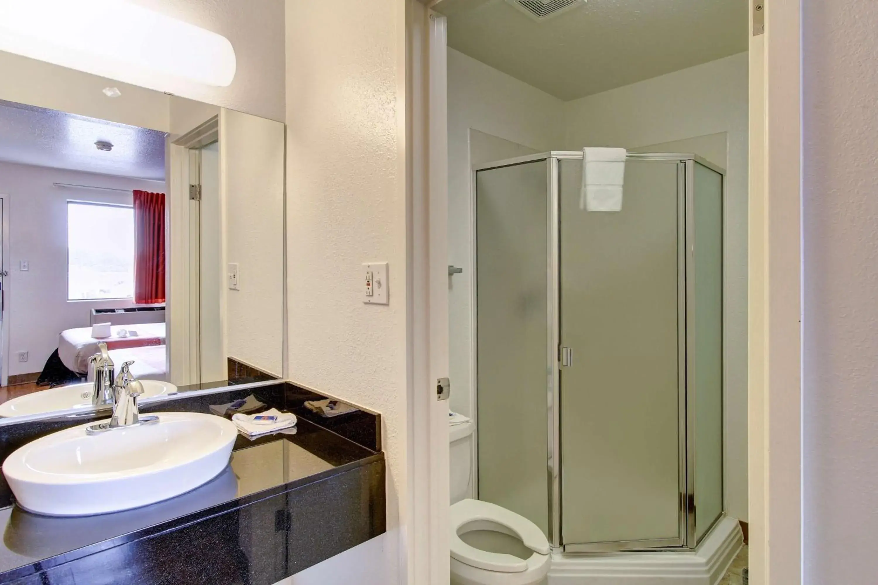 Quadruple Room - Non-Smoking in Motel 6-Amherst, OH - Cleveland West - Lorain Quadruple Room - Non-Smoking in Motel 6-Amherst, OH - Cleveland West - Lorain