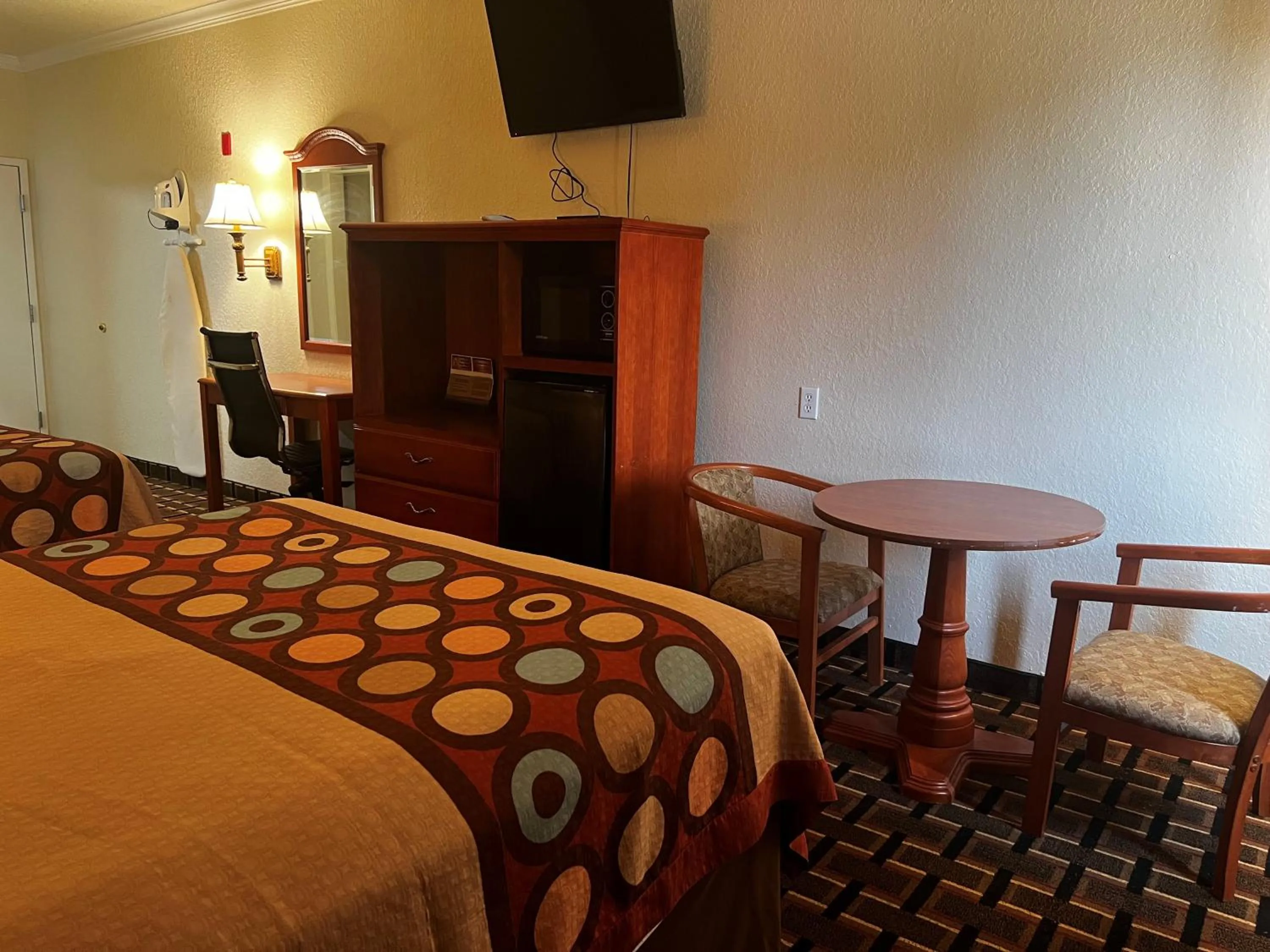 TV and multimedia, Bed in Super 8 by Wyndham Brookshire TX