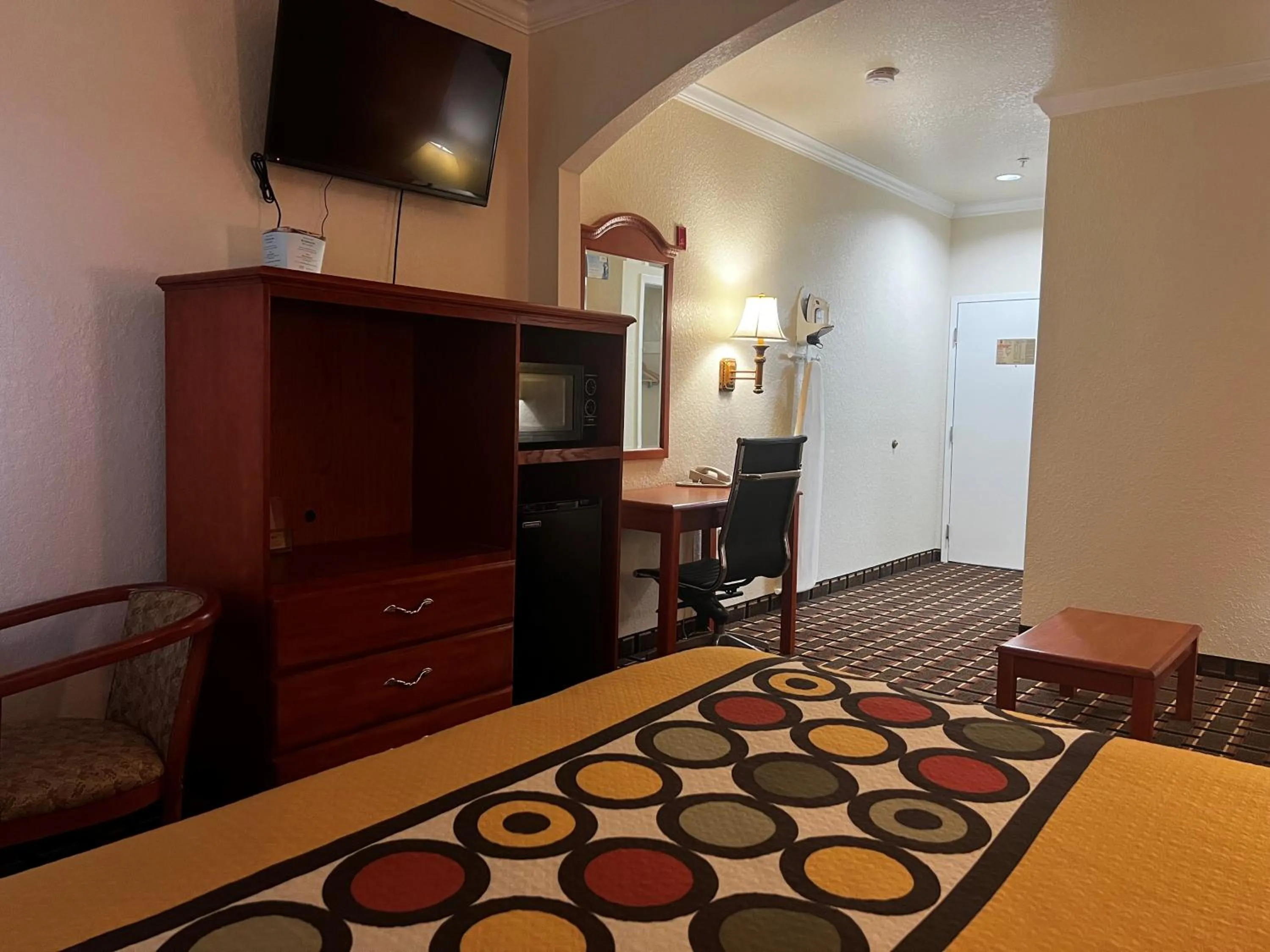 TV and multimedia, Bed in Super 8 by Wyndham Brookshire TX