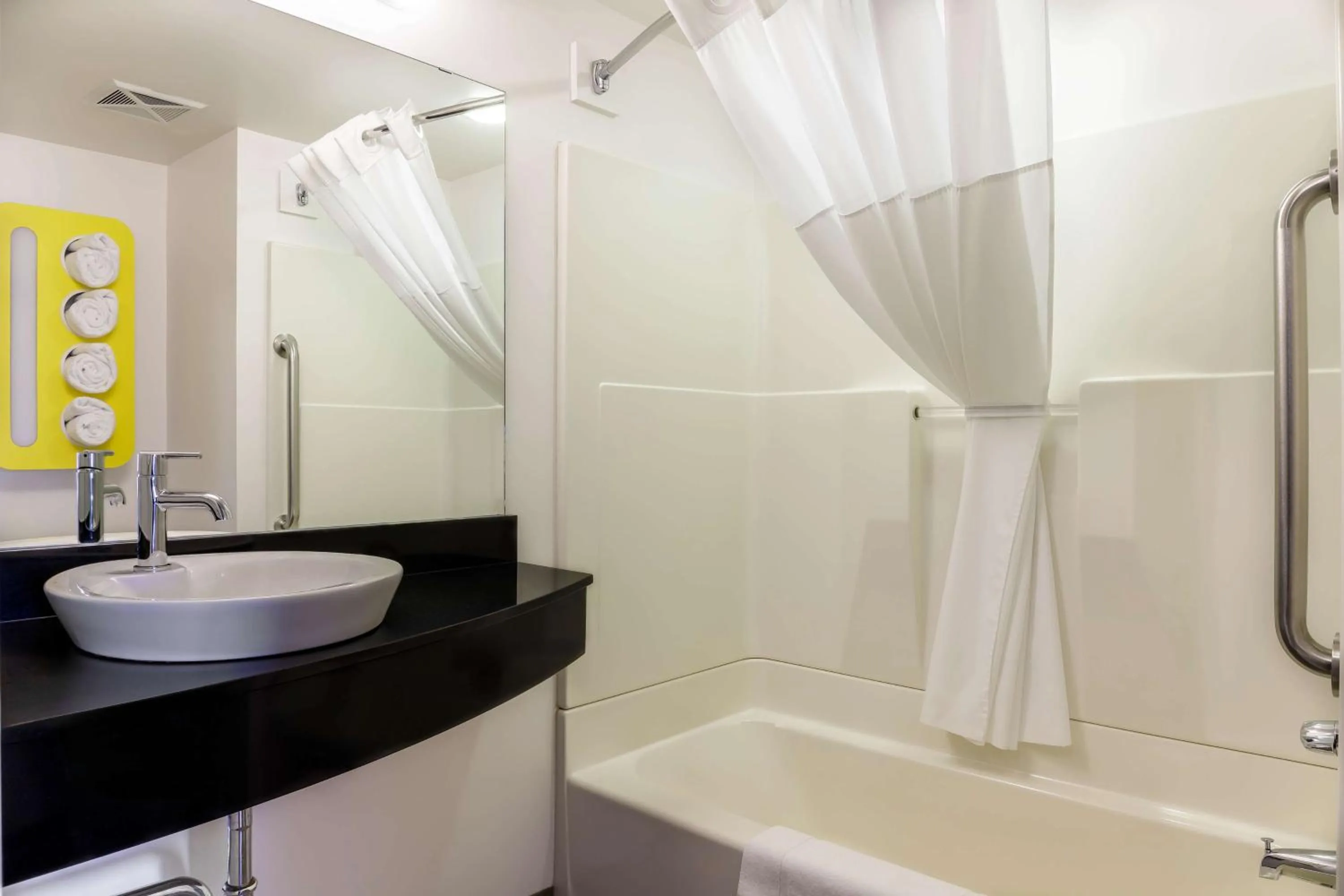 Bathroom in Motel 6-Headingley, MB - Winnipeg West