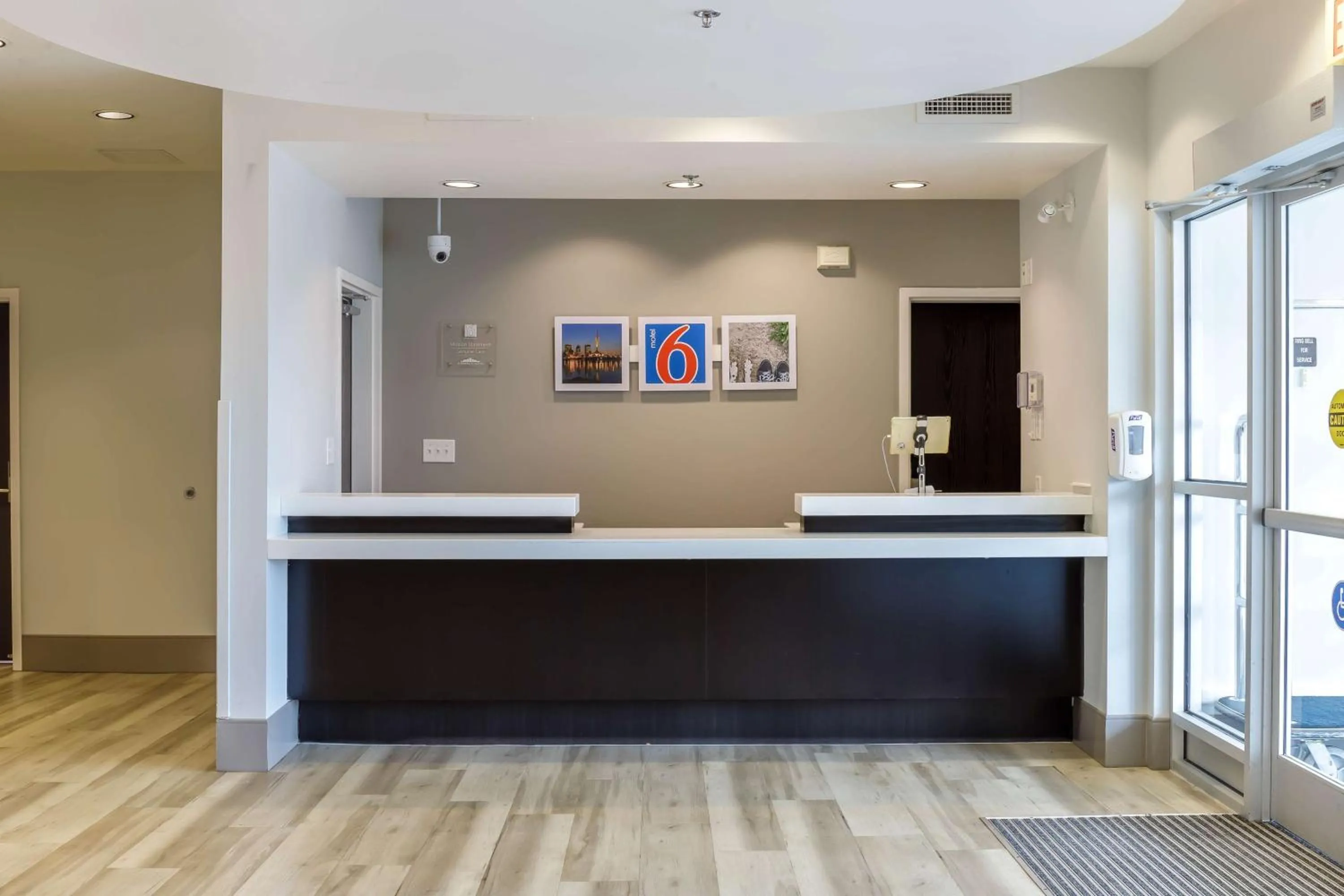 Lobby or reception in Motel 6-Headingley, MB - Winnipeg West