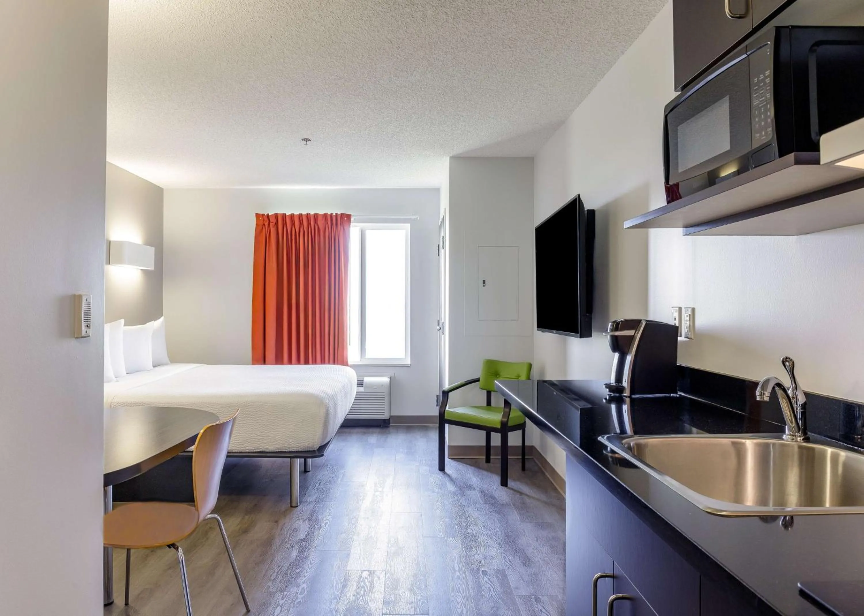 Bedroom, Bed in Motel 6-Headingley, MB - Winnipeg West