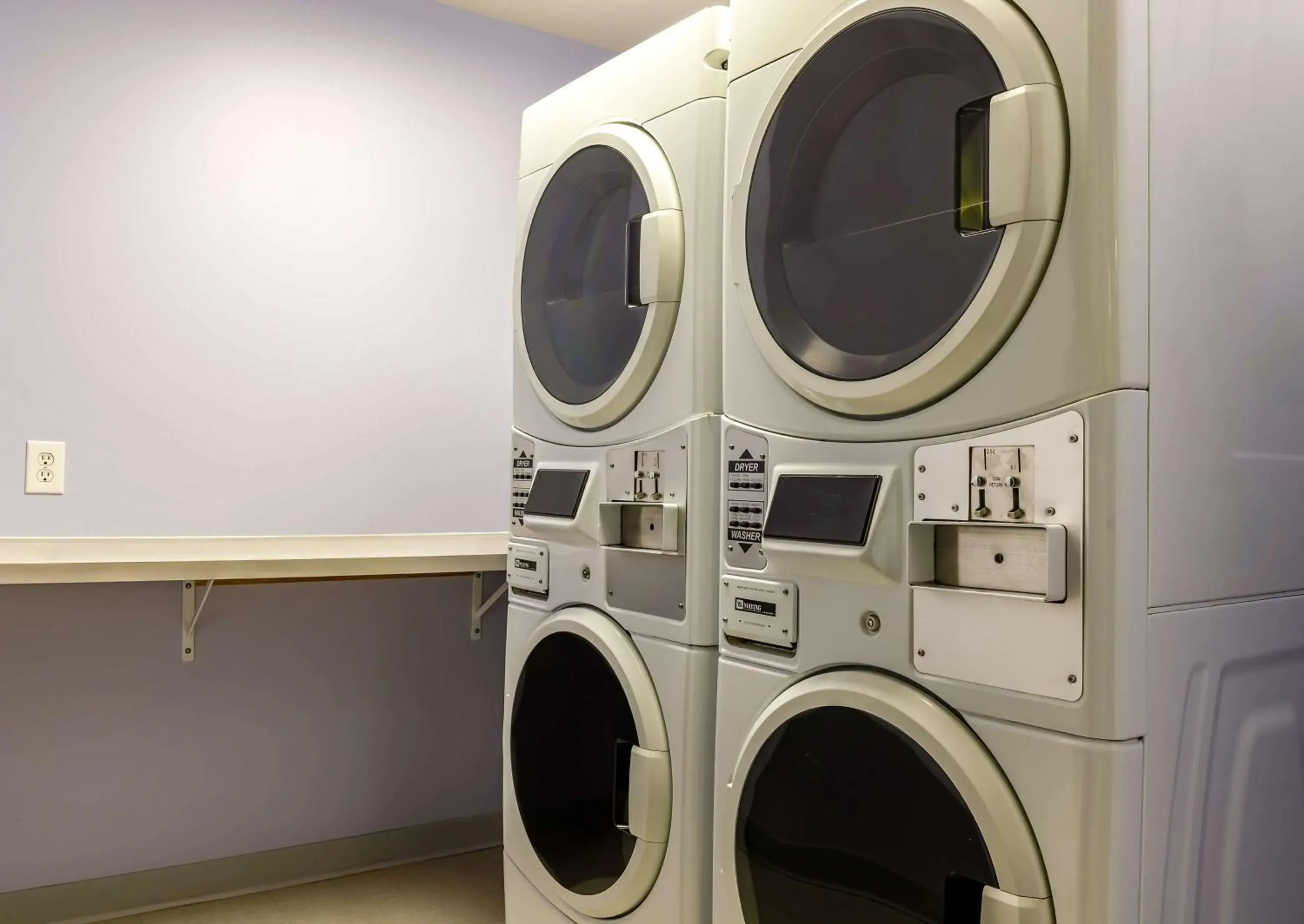 Property building in Motel 6-Headingley, MB - Winnipeg West Property building in Motel 6-Headingley, MB - Winnipeg West