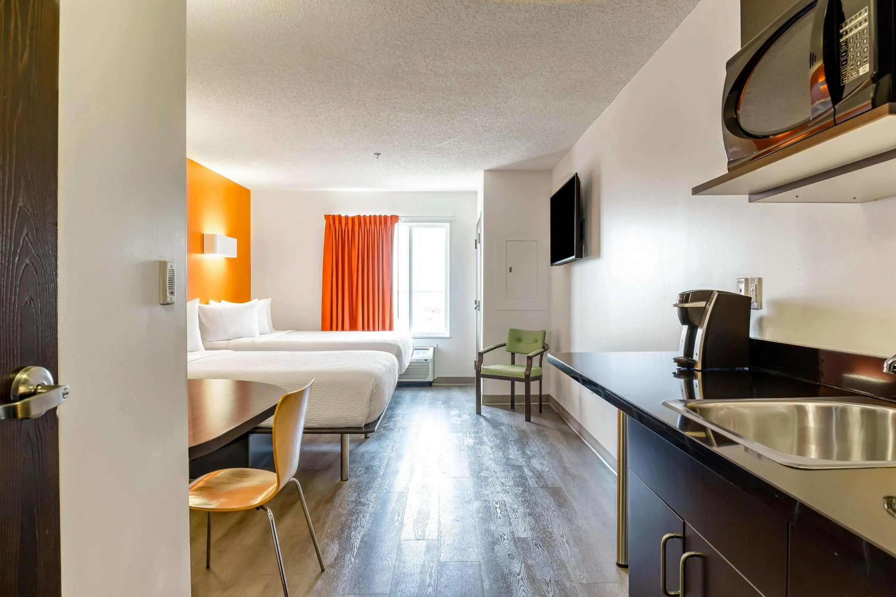 Bedroom, Bed in Motel 6-Headingley, MB - Winnipeg West