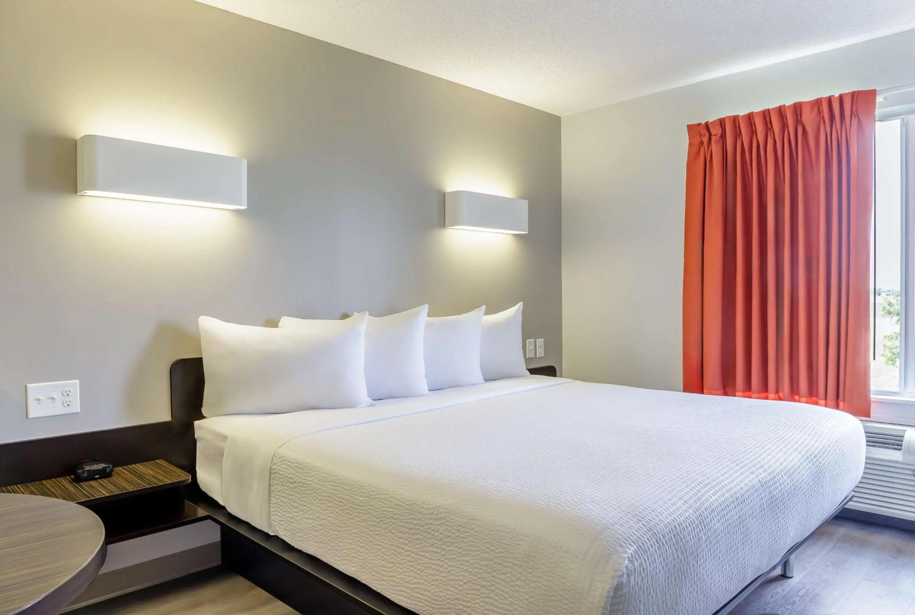 Bedroom, Bed in Motel 6-Headingley, MB - Winnipeg West