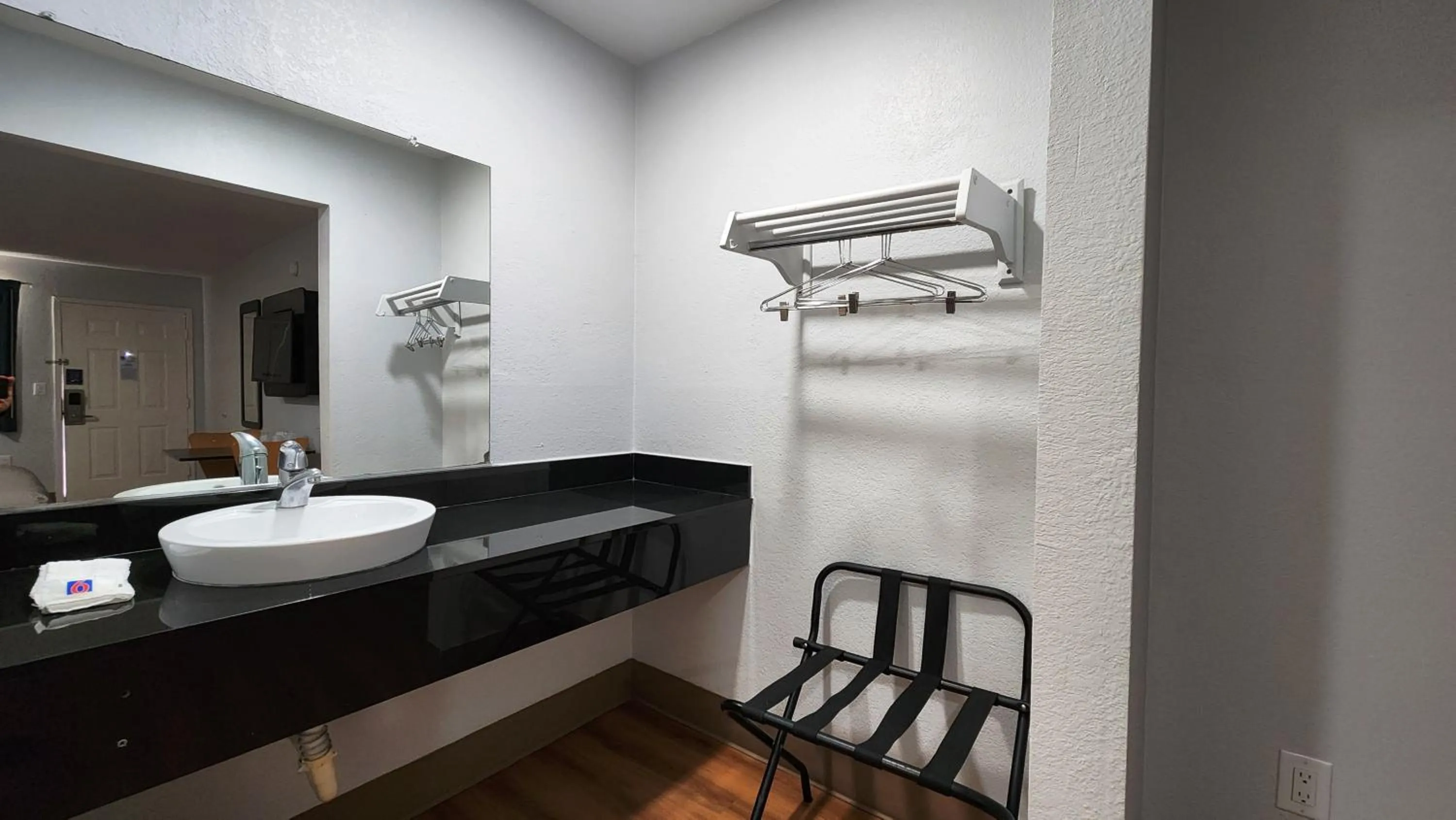 wardrobe in Motel 6-Webster, TX - Houston - Nasa Lake