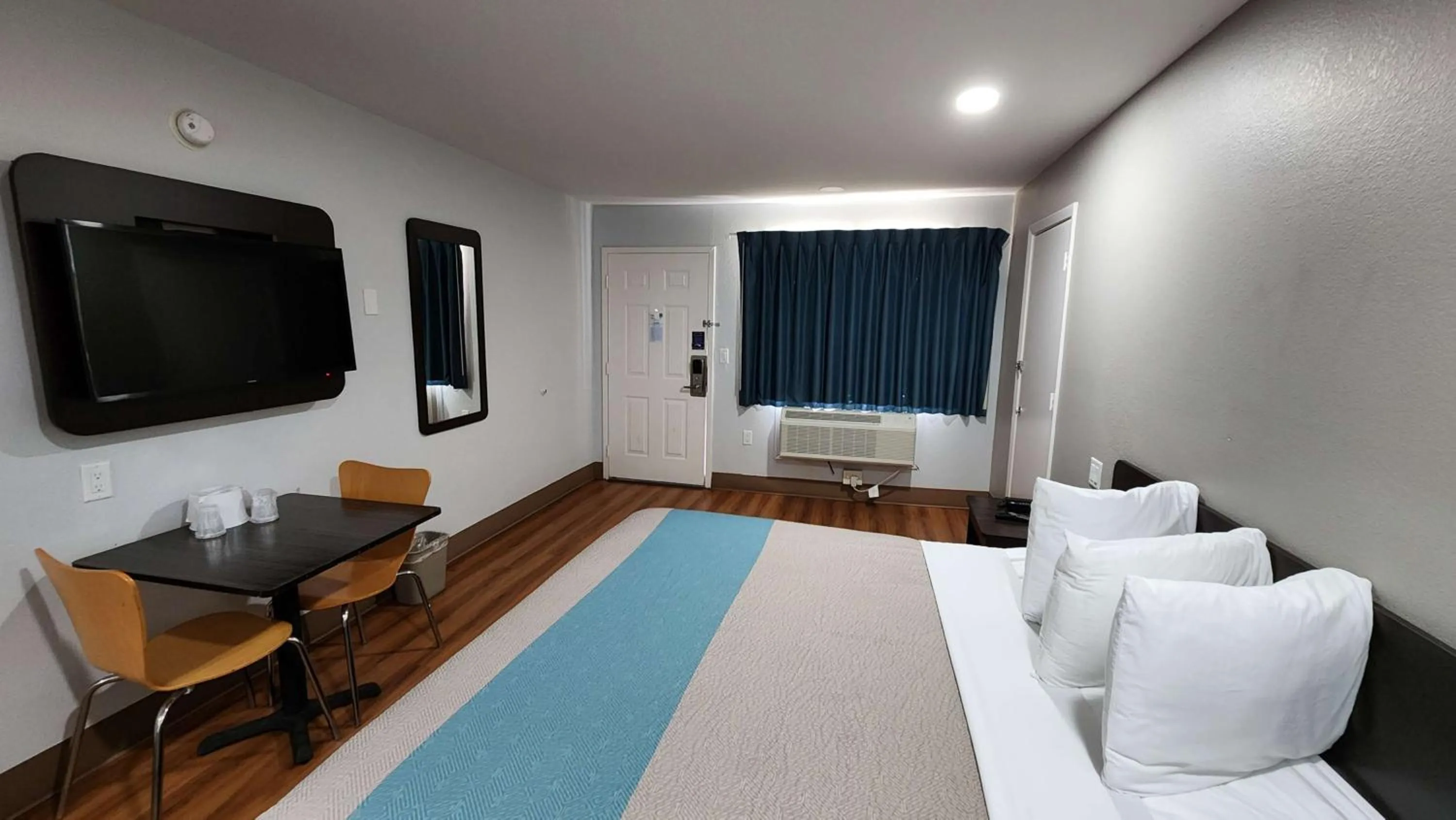 Bed in Motel 6-Webster, TX - Houston - Nasa Lake