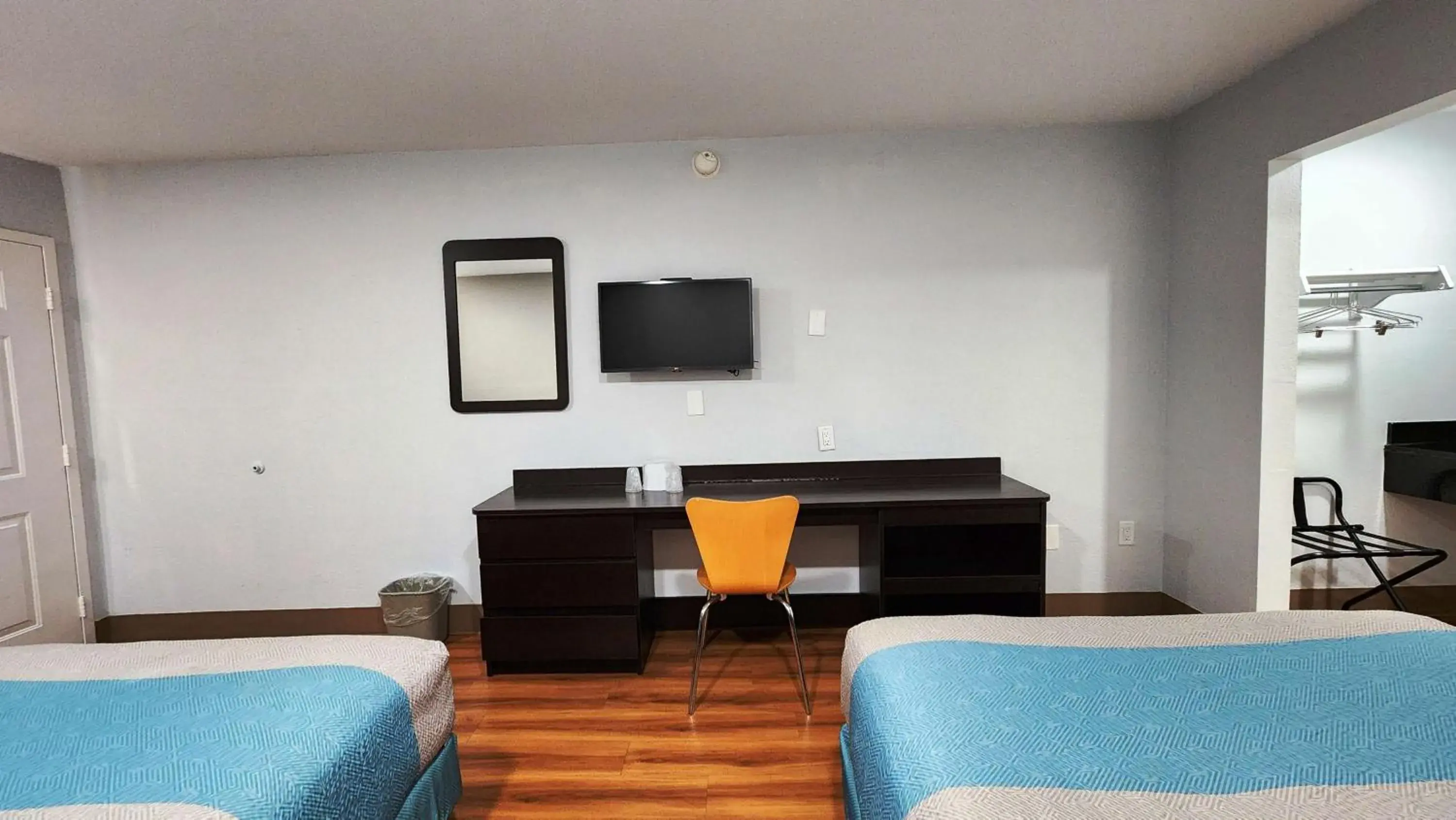 Queen Room with Two Queen Beds - Smoking in Motel 6-Webster, TX - Houston - Nasa Lake Queen Room with Two Queen Beds - Smoking in Motel 6-Webster, TX - Houston - Nasa Lake