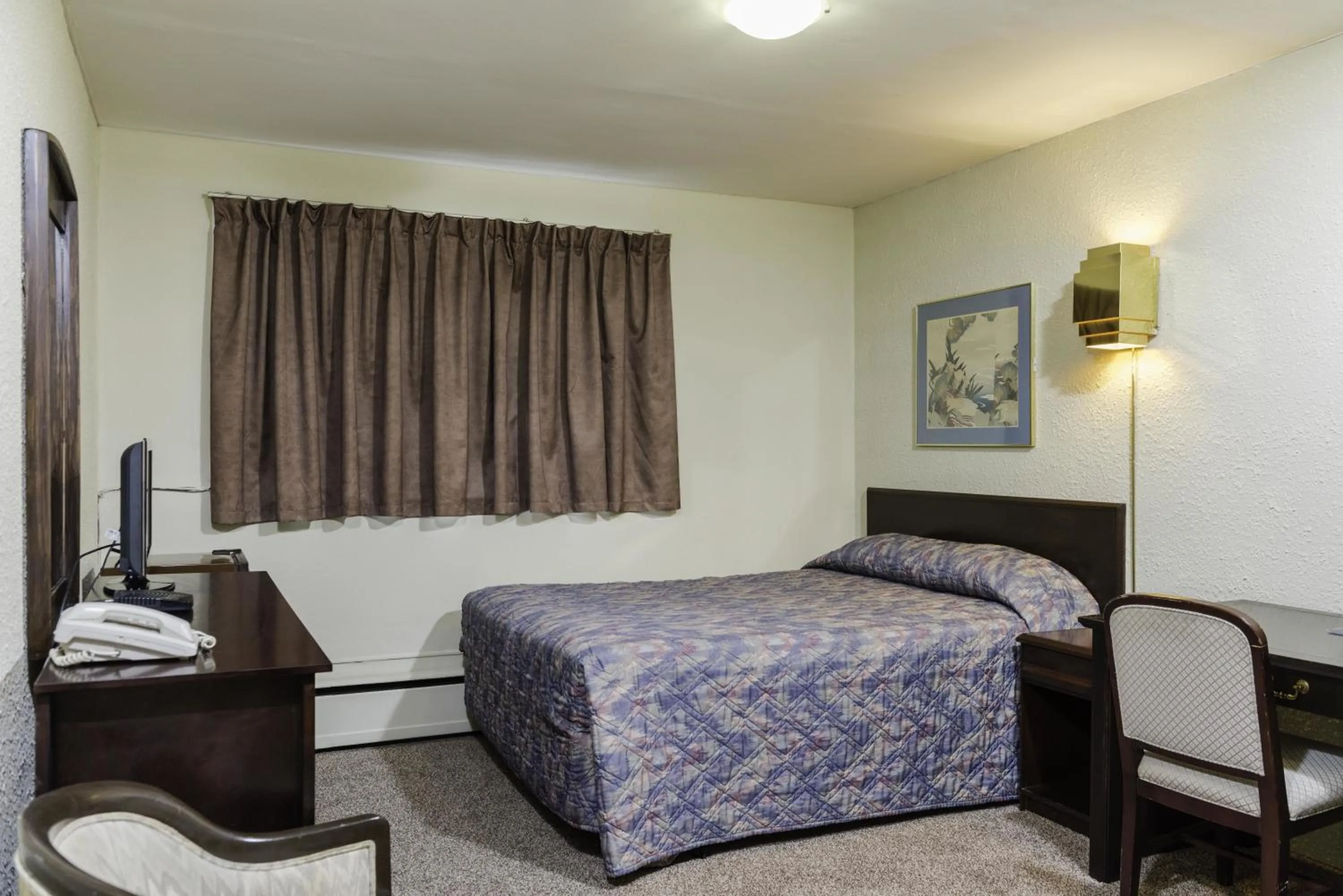 Photo of the whole room, Bed in The Cavalier Inn
