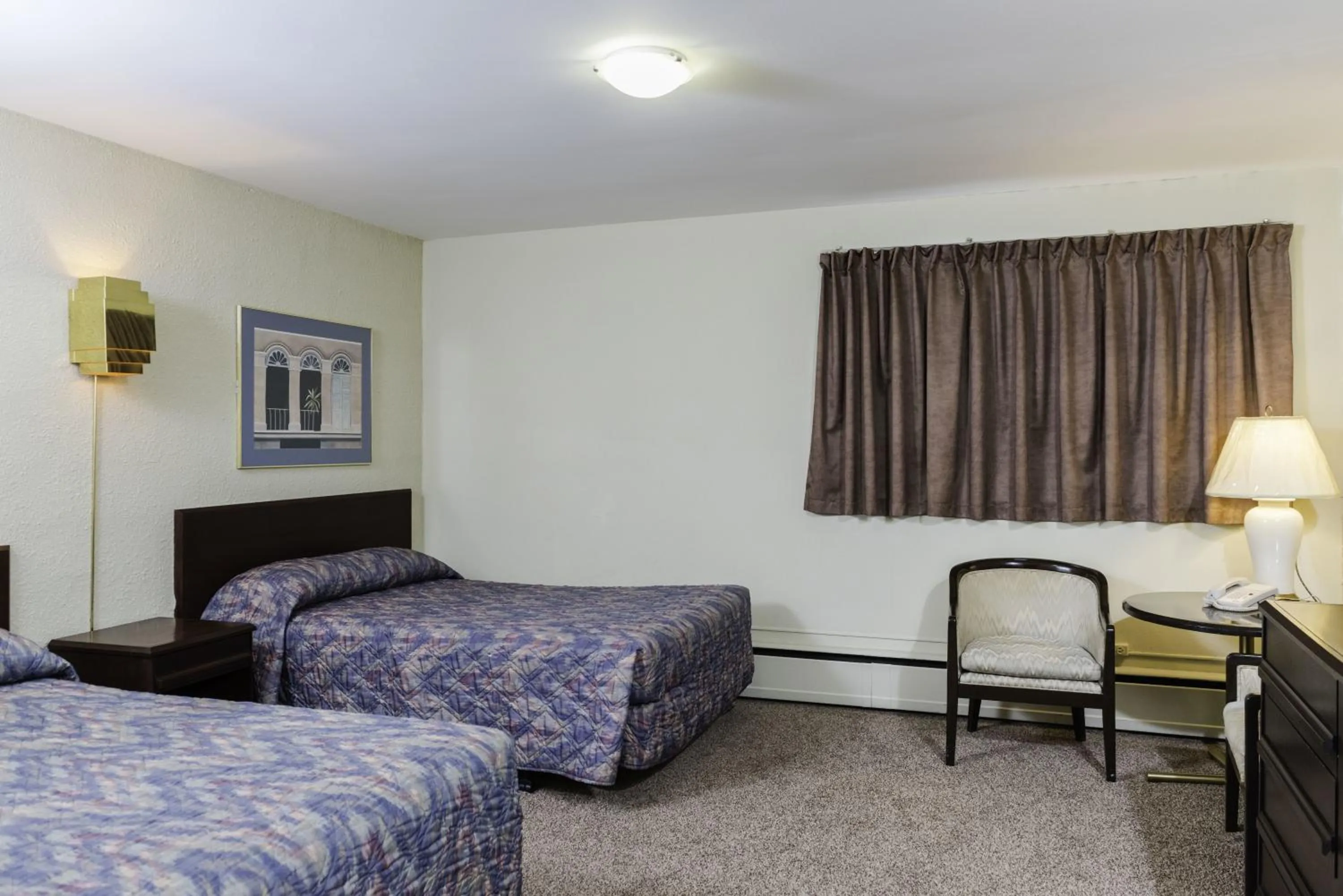 Photo of the whole room, Bed in The Cavalier Inn