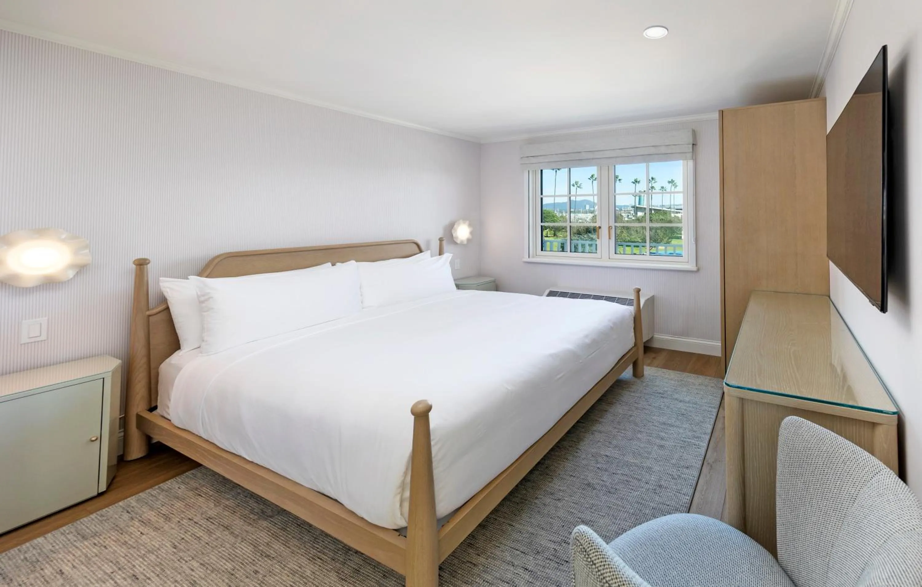 Bedroom, Bed in Bay Shores Peninsula Hotel