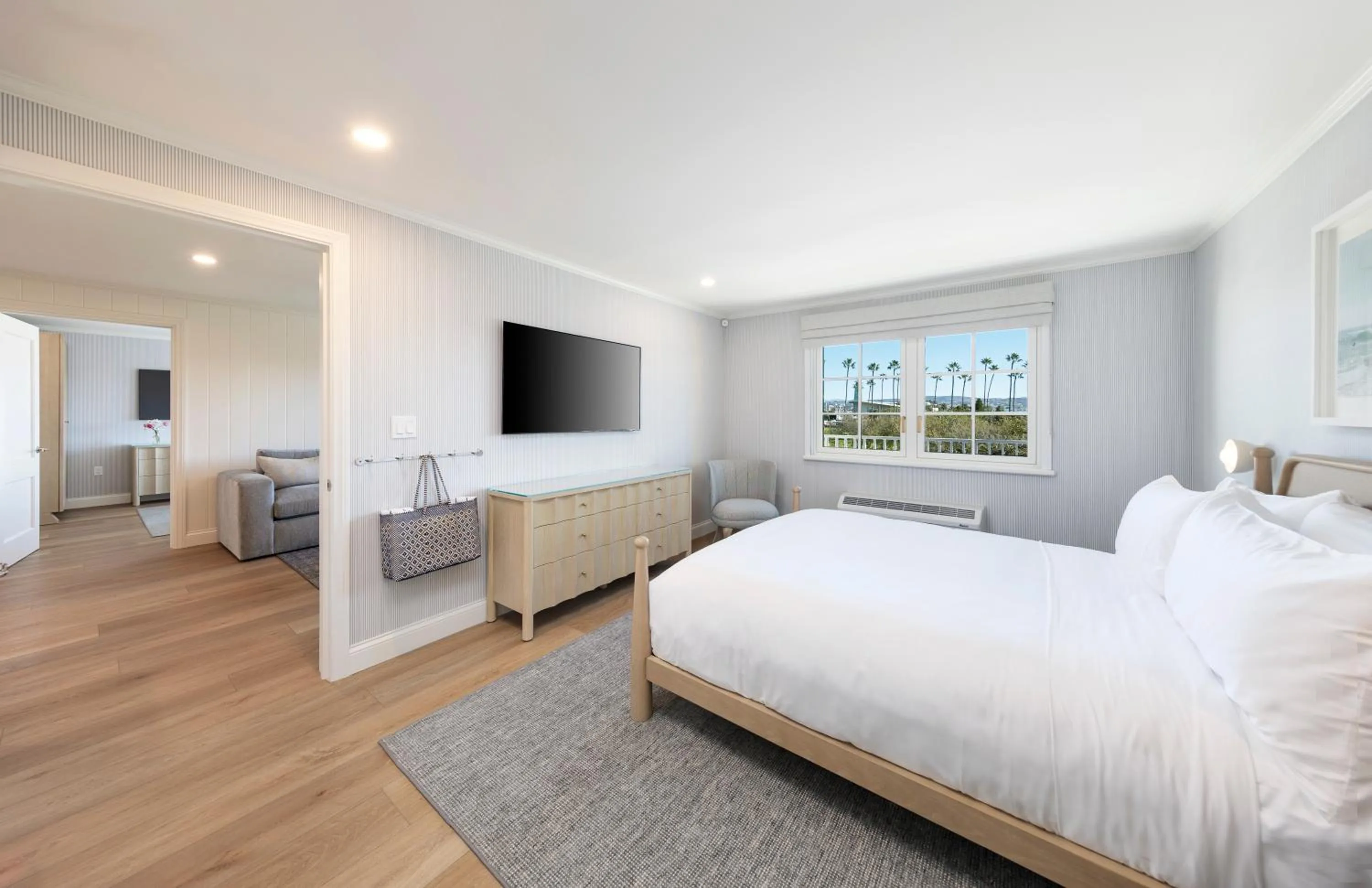 Bedroom, Bed in Bay Shores Peninsula Hotel