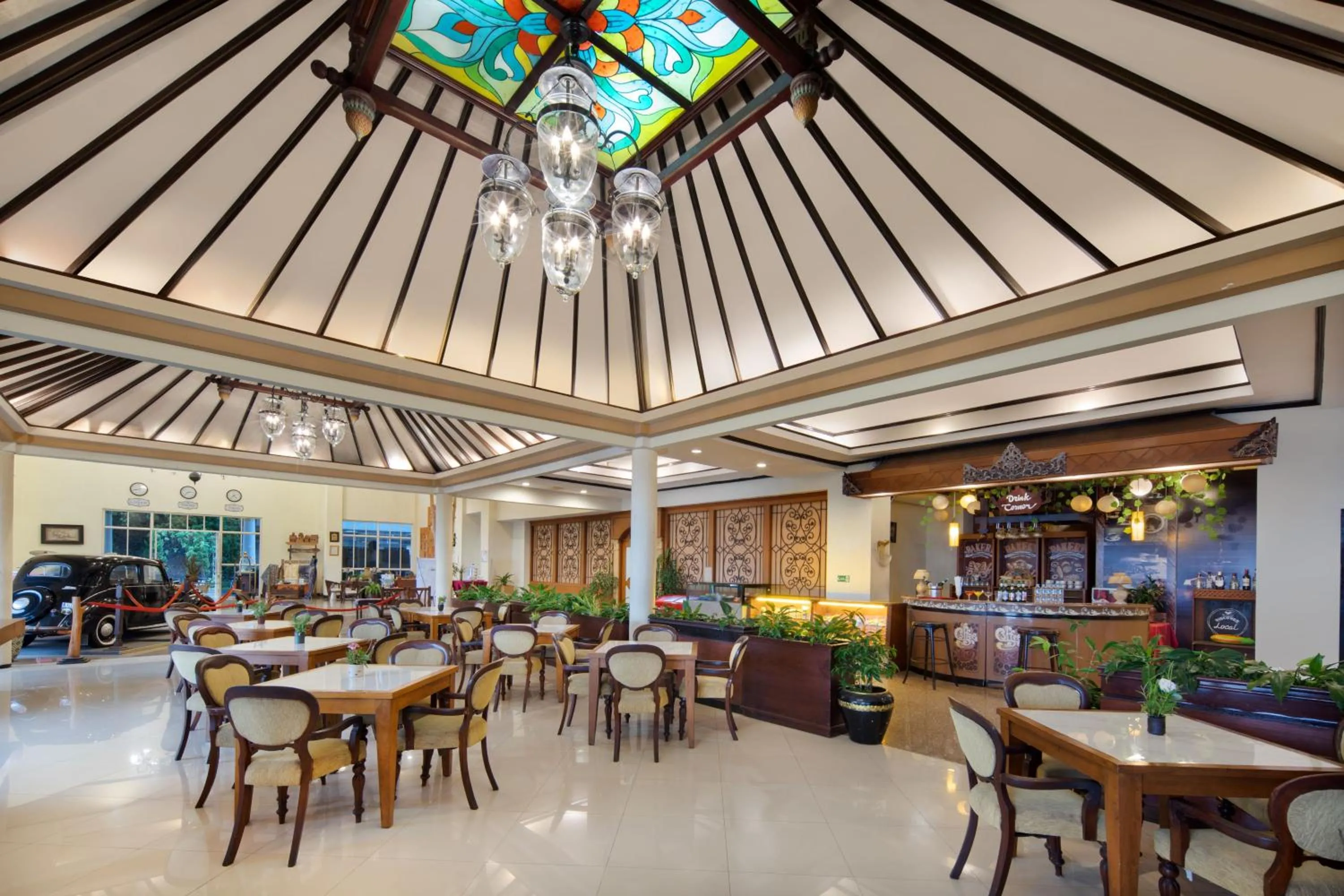 Restaurant/places to eat in Royal Hotel and Convention Tretes