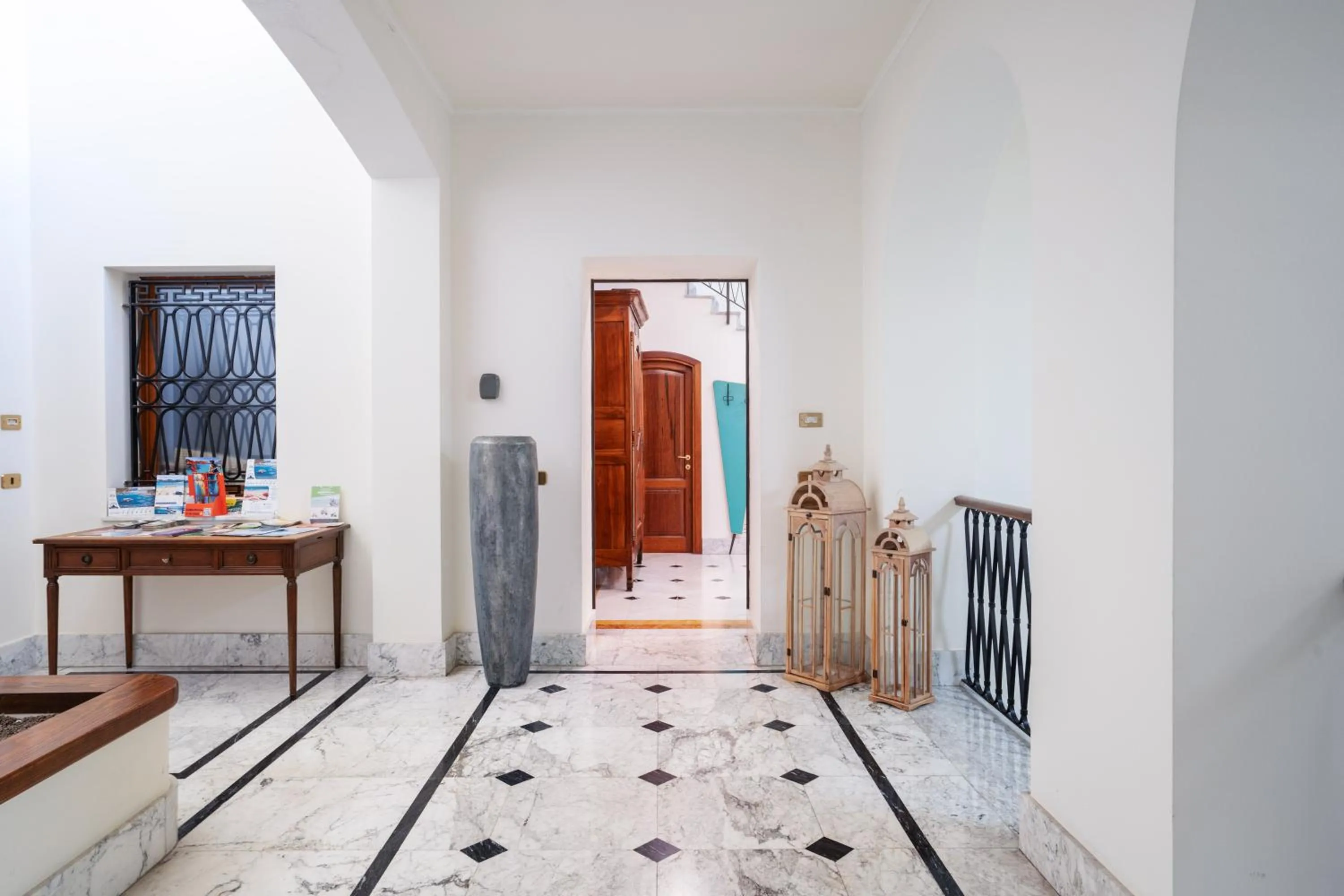Inner courtyard view, Bed in Relais La Lanterne