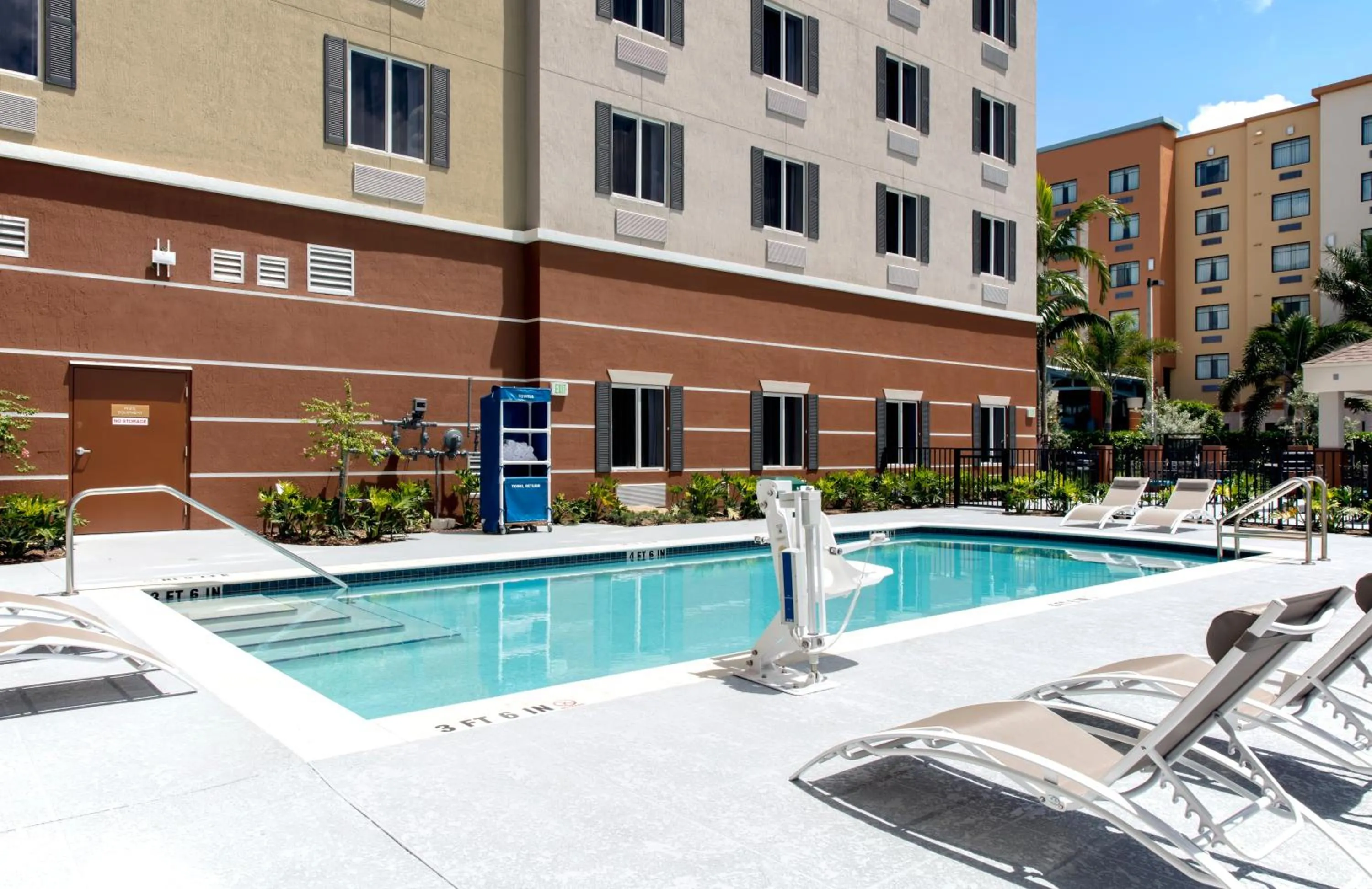 Swimming pool in Candlewood Suites - Miami Exec Airport - Kendall by IHG