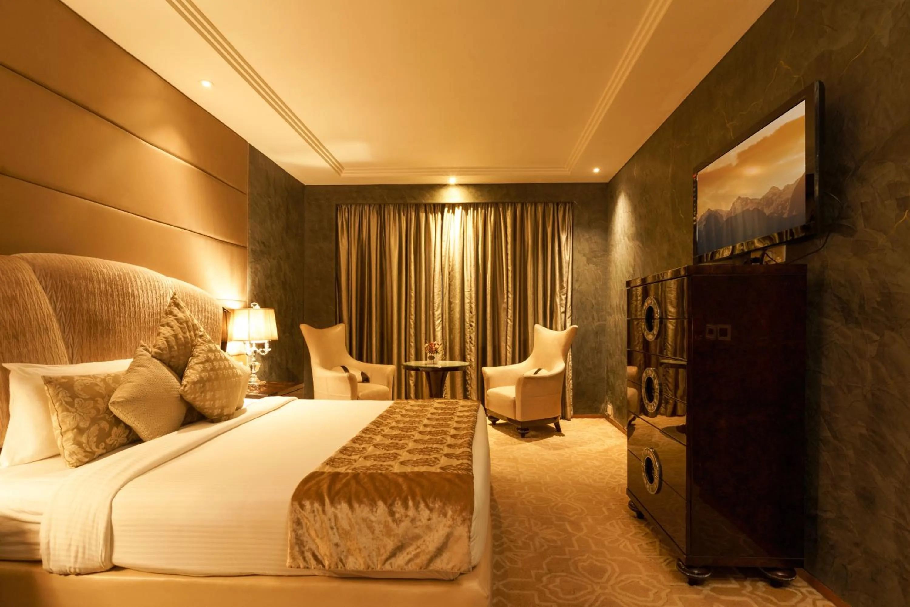 Bedroom, Bed in Le Meridien, Surat