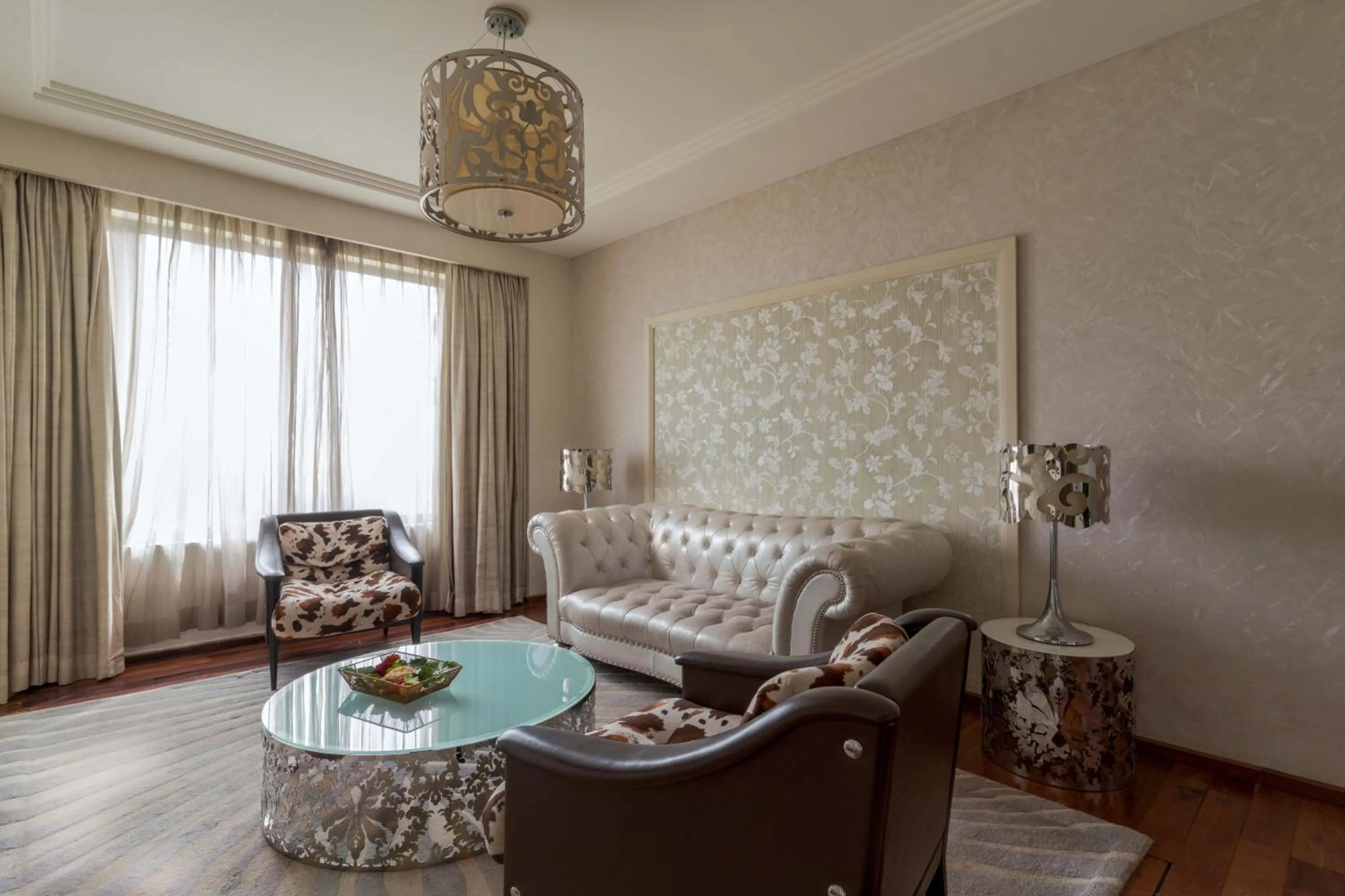 Living room in Le Meridien, Surat