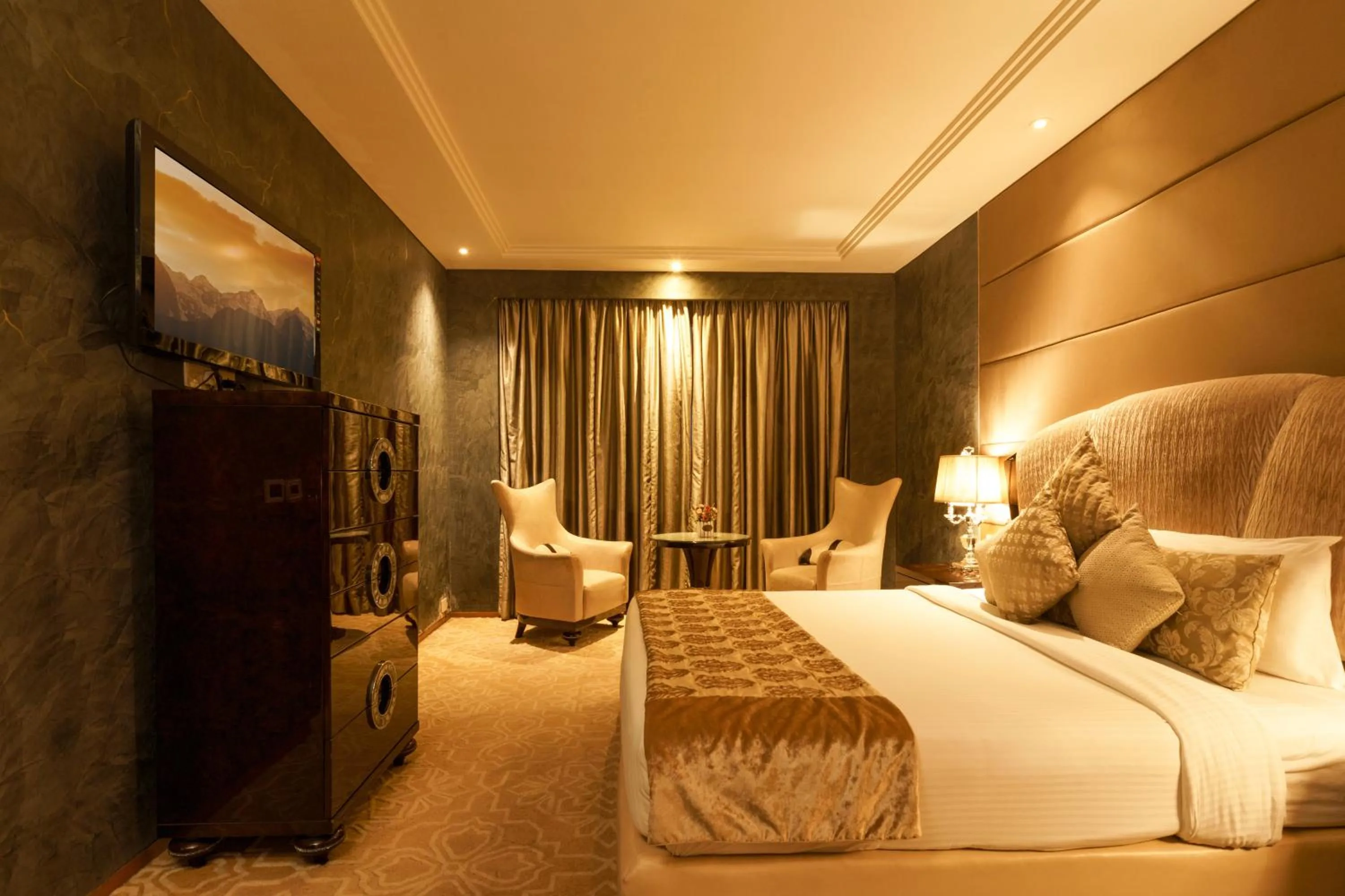 Bedroom, Bed in Le Meridien, Surat