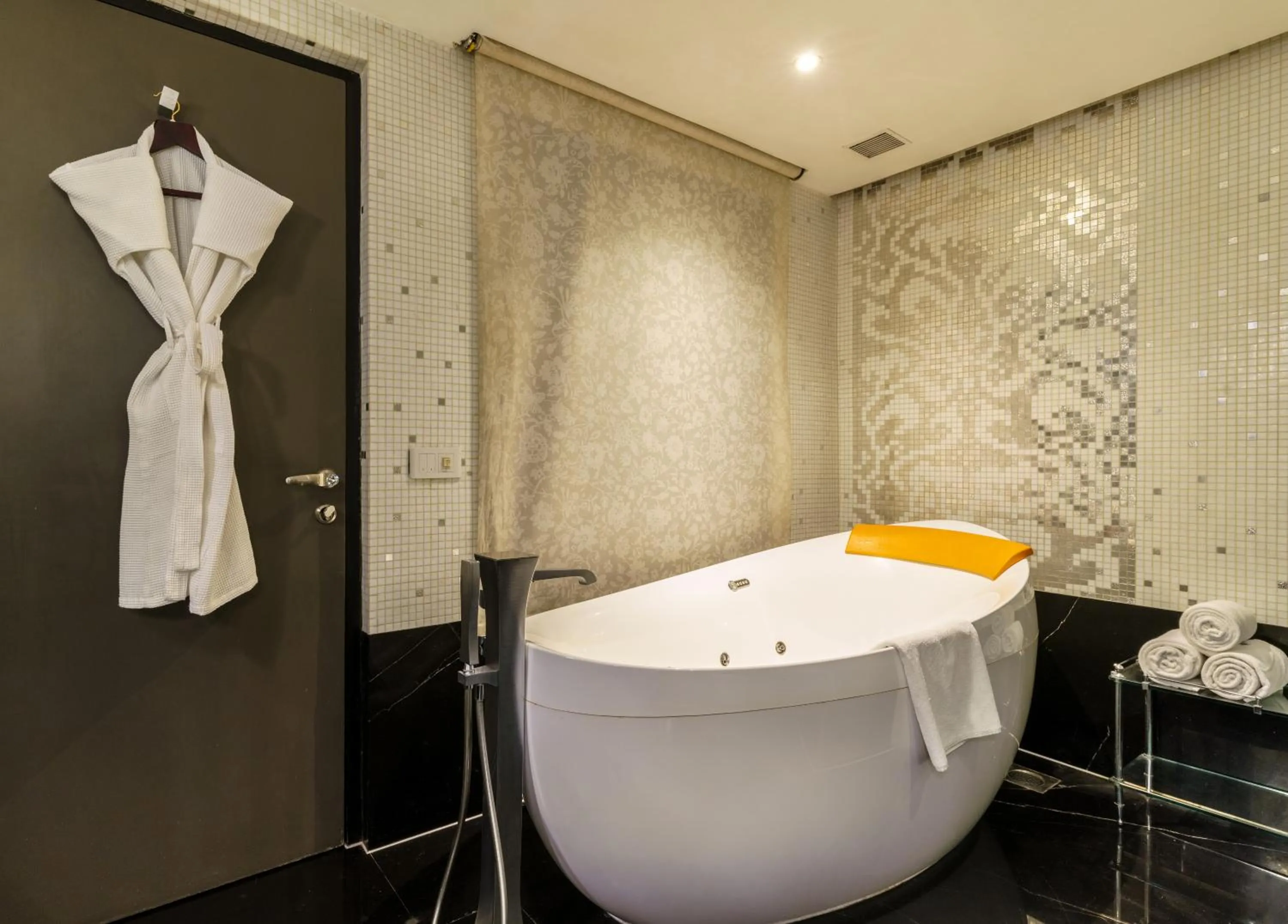 Bathroom in Le Meridien, Surat