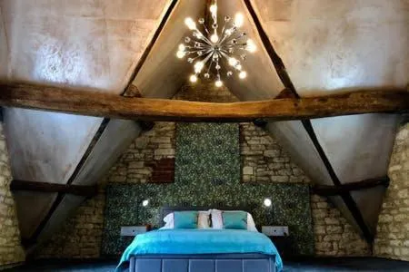 Bedroom, Bed in Old Fleece Apartments