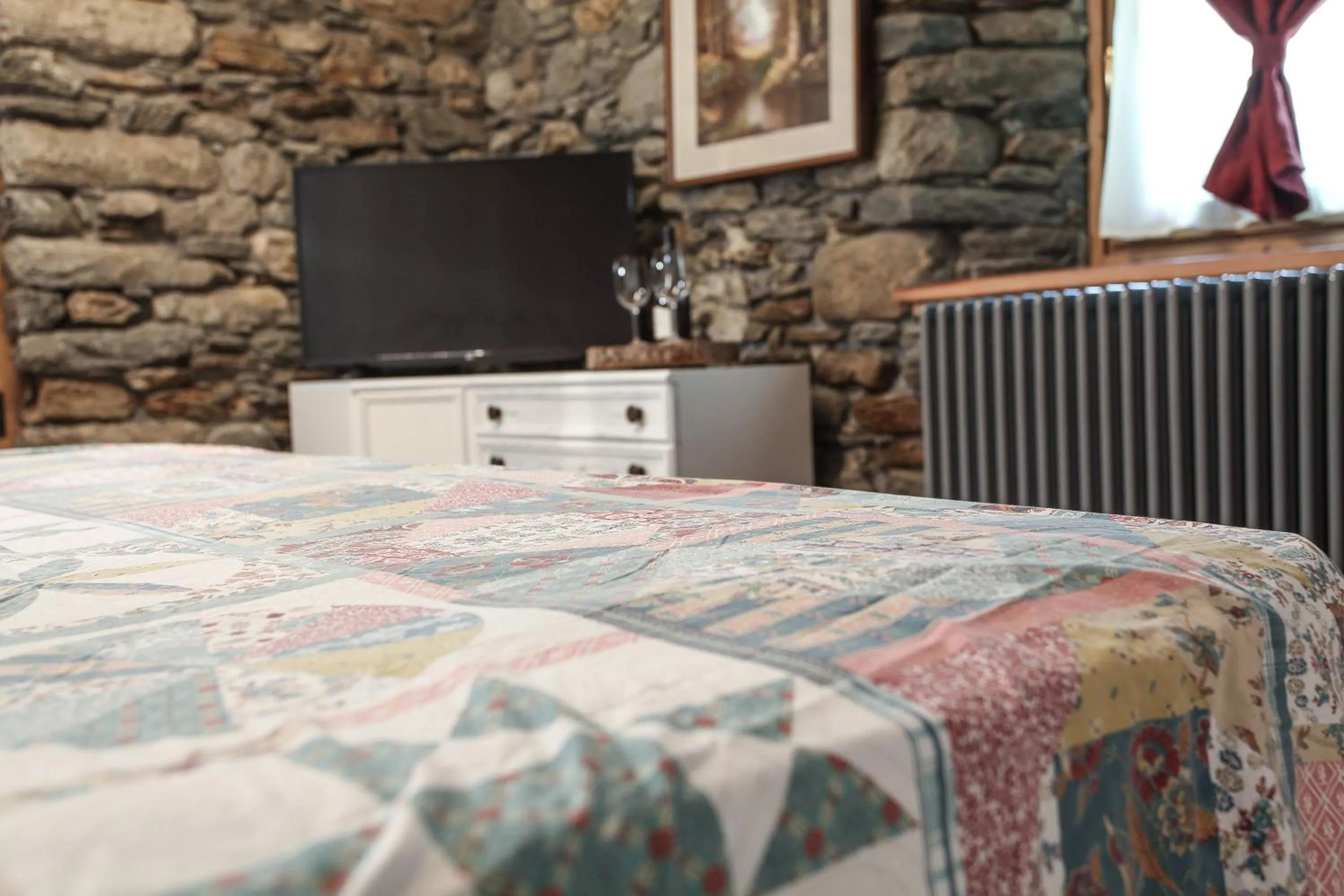 Photo of the whole room, Bed in Nuit a Pleiney