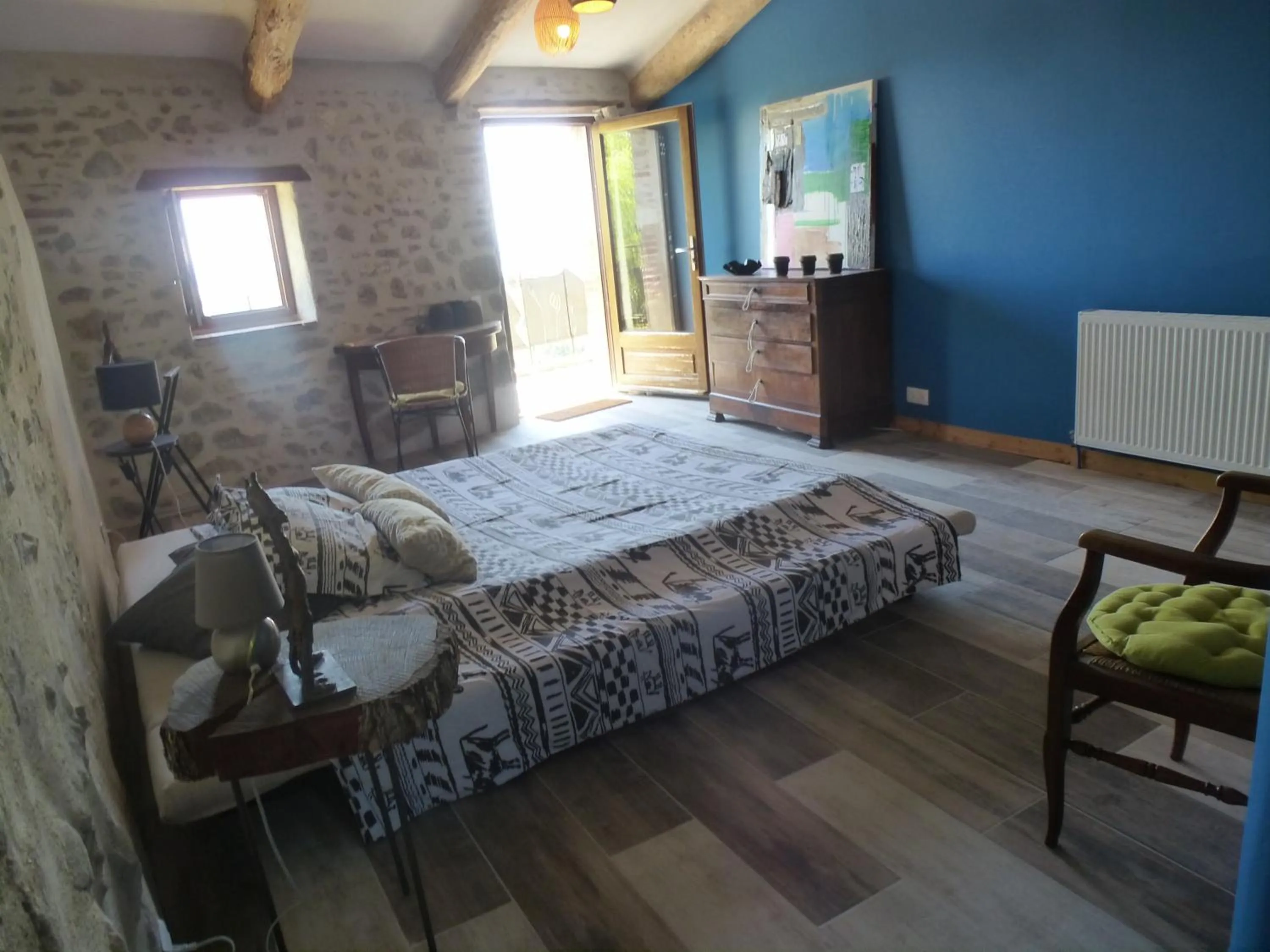 Photo of the whole room, Bed in tempepailla