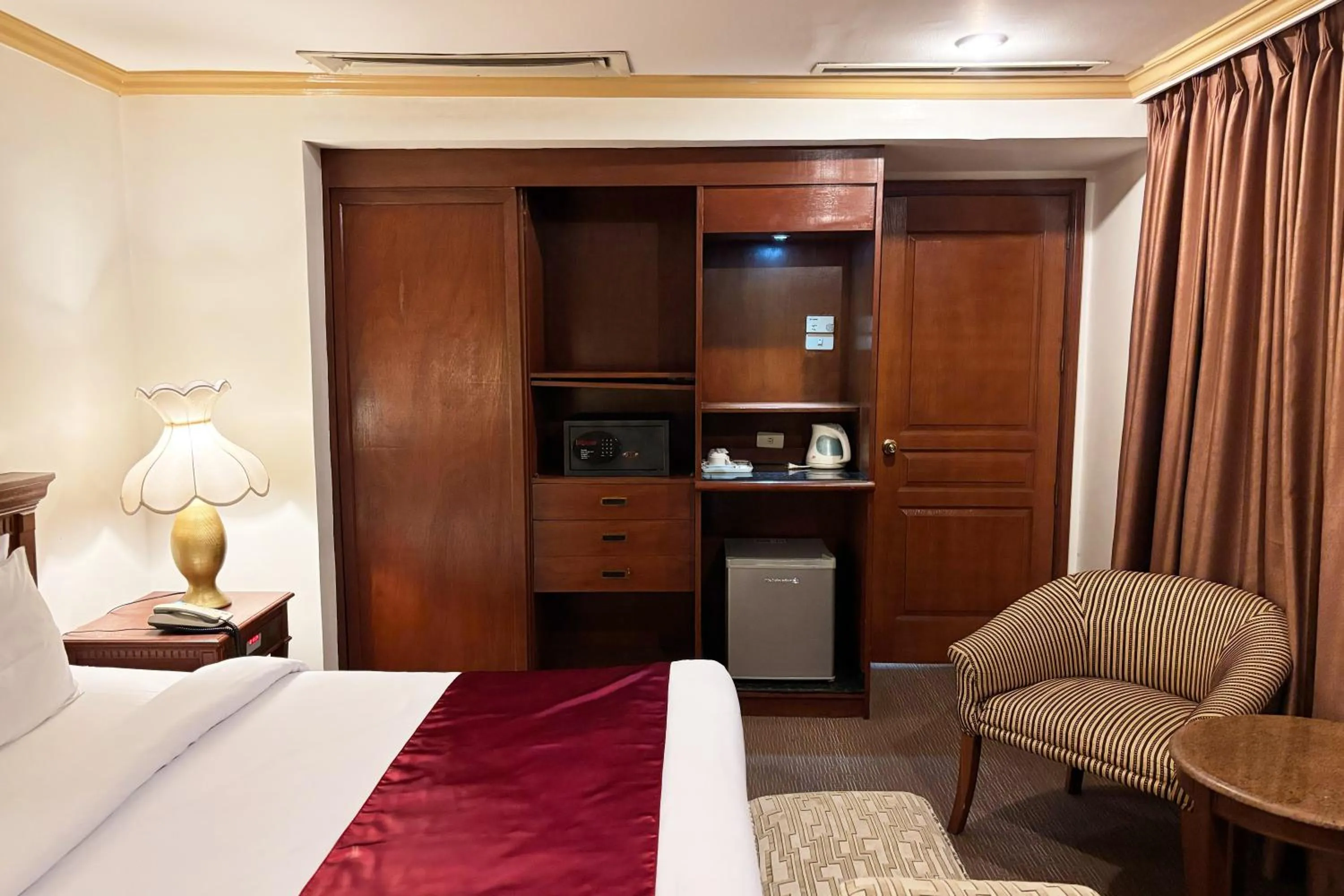 Bed in Tiara Oriental Hotel Makati powered by Cocotel