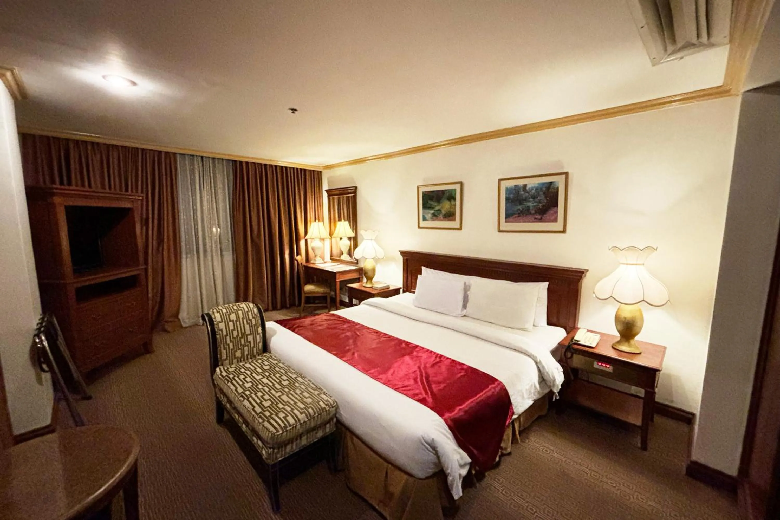 Bed in Tiara Oriental Hotel Makati powered by Cocotel