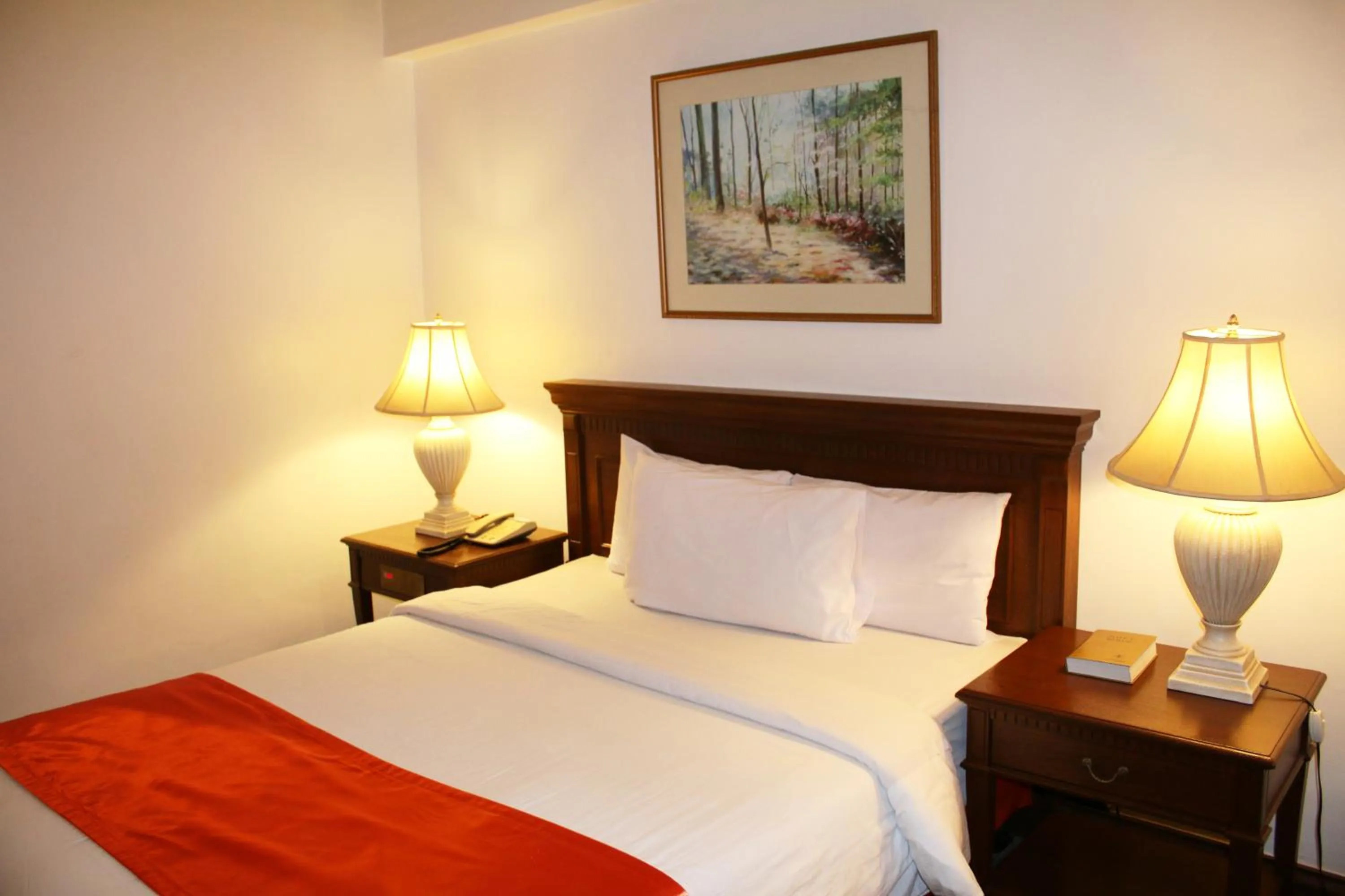 Bed in Tiara Oriental Hotel Makati powered by Cocotel