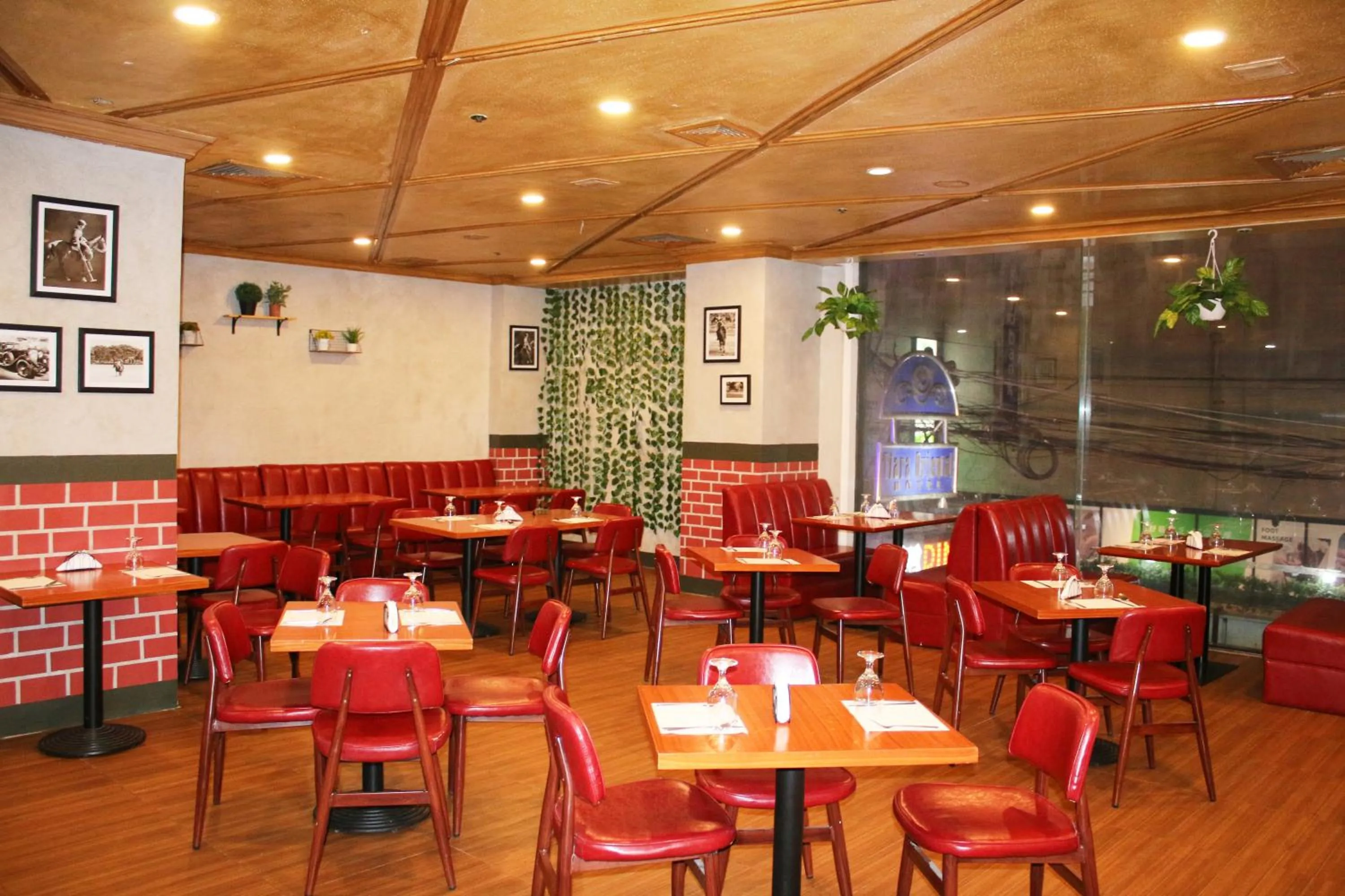 Restaurant/places to eat in Tiara Oriental Hotel Makati powered by Cocotel