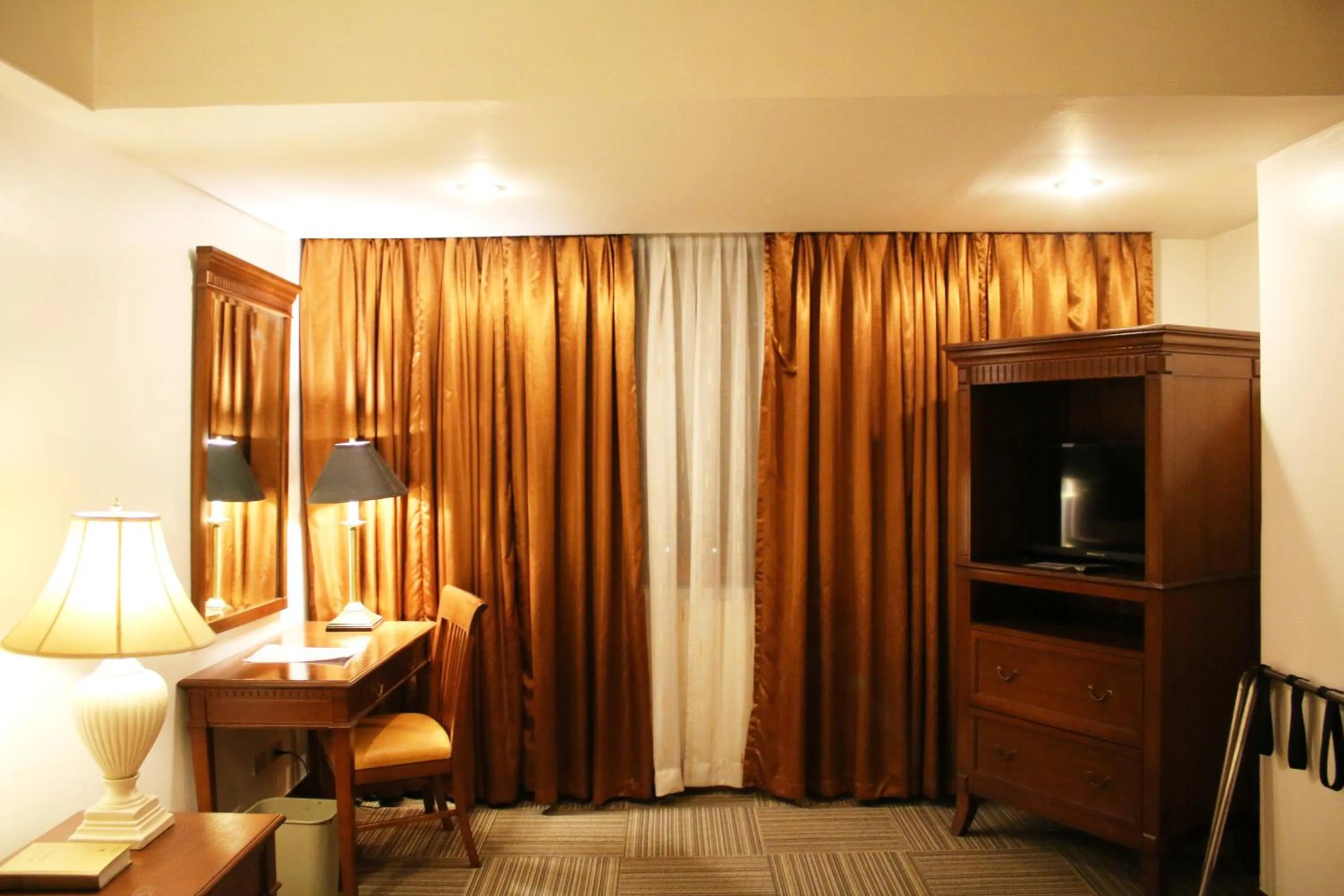 Bed in Tiara Oriental Hotel Makati powered by Cocotel