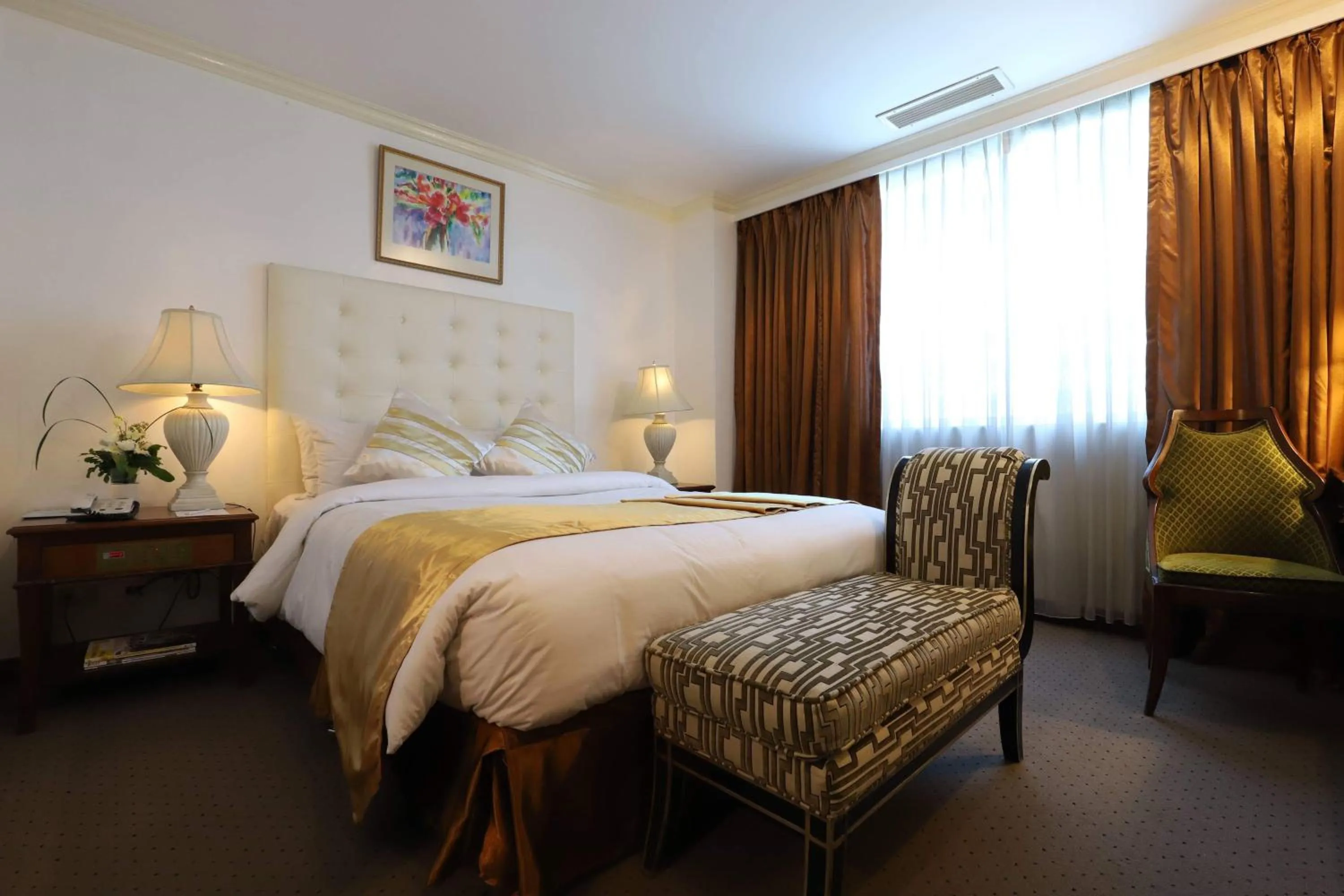 Bed in Tiara Oriental Hotel Makati powered by Cocotel