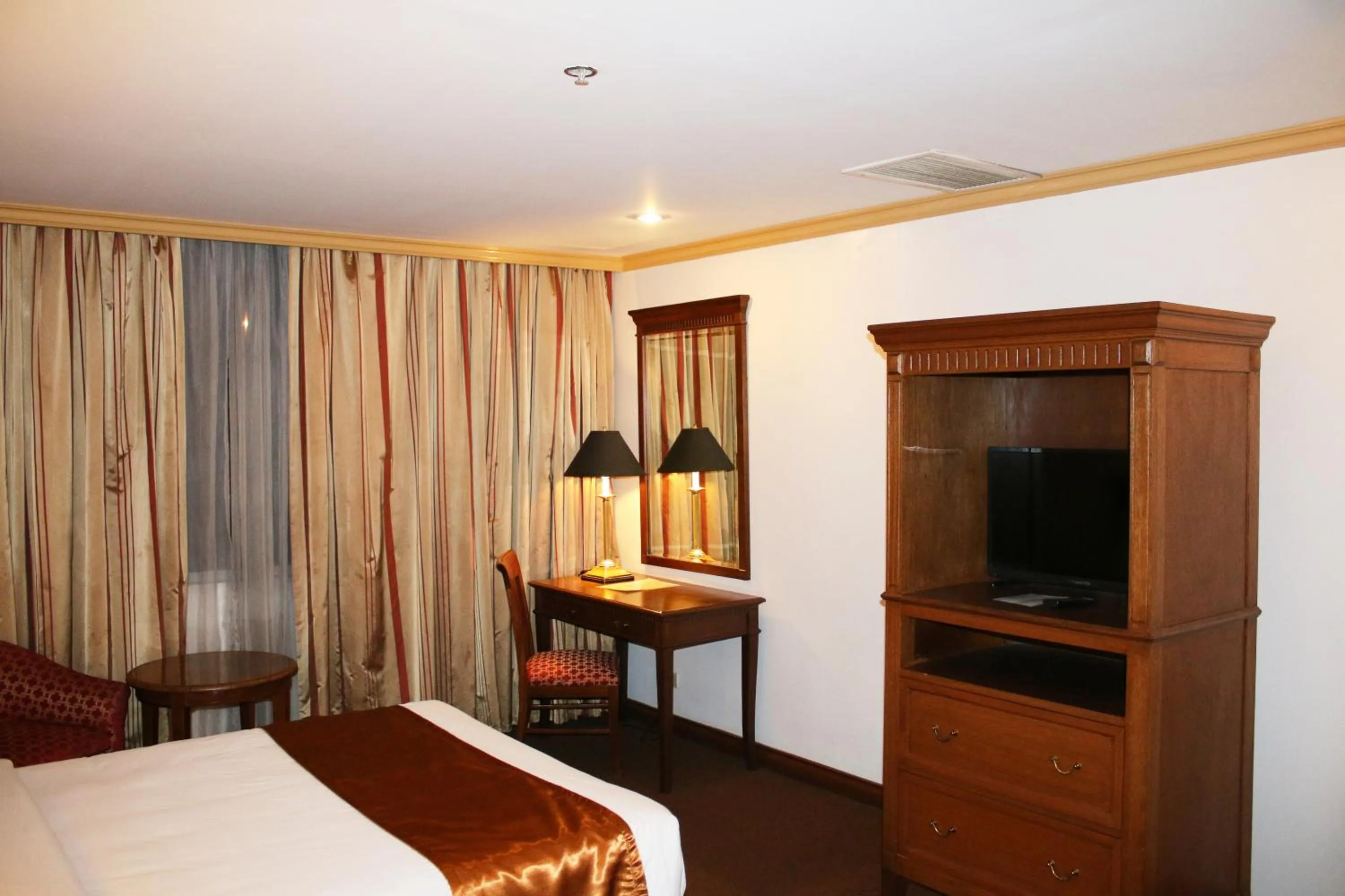 Bed in Tiara Oriental Hotel Makati powered by Cocotel