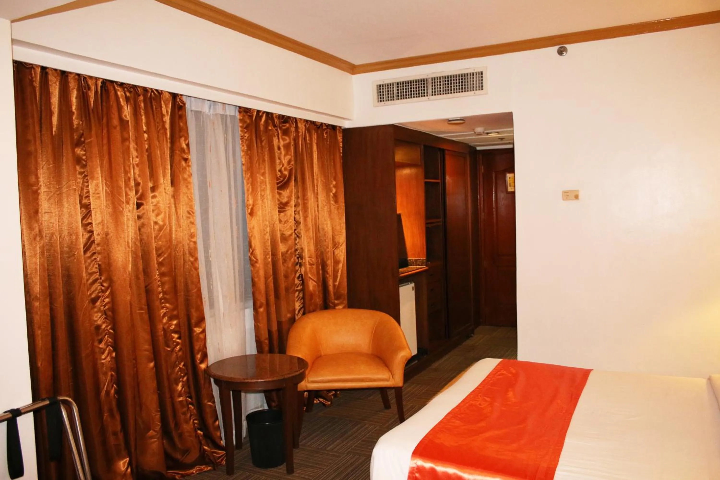 Bed in Tiara Oriental Hotel Makati powered by Cocotel