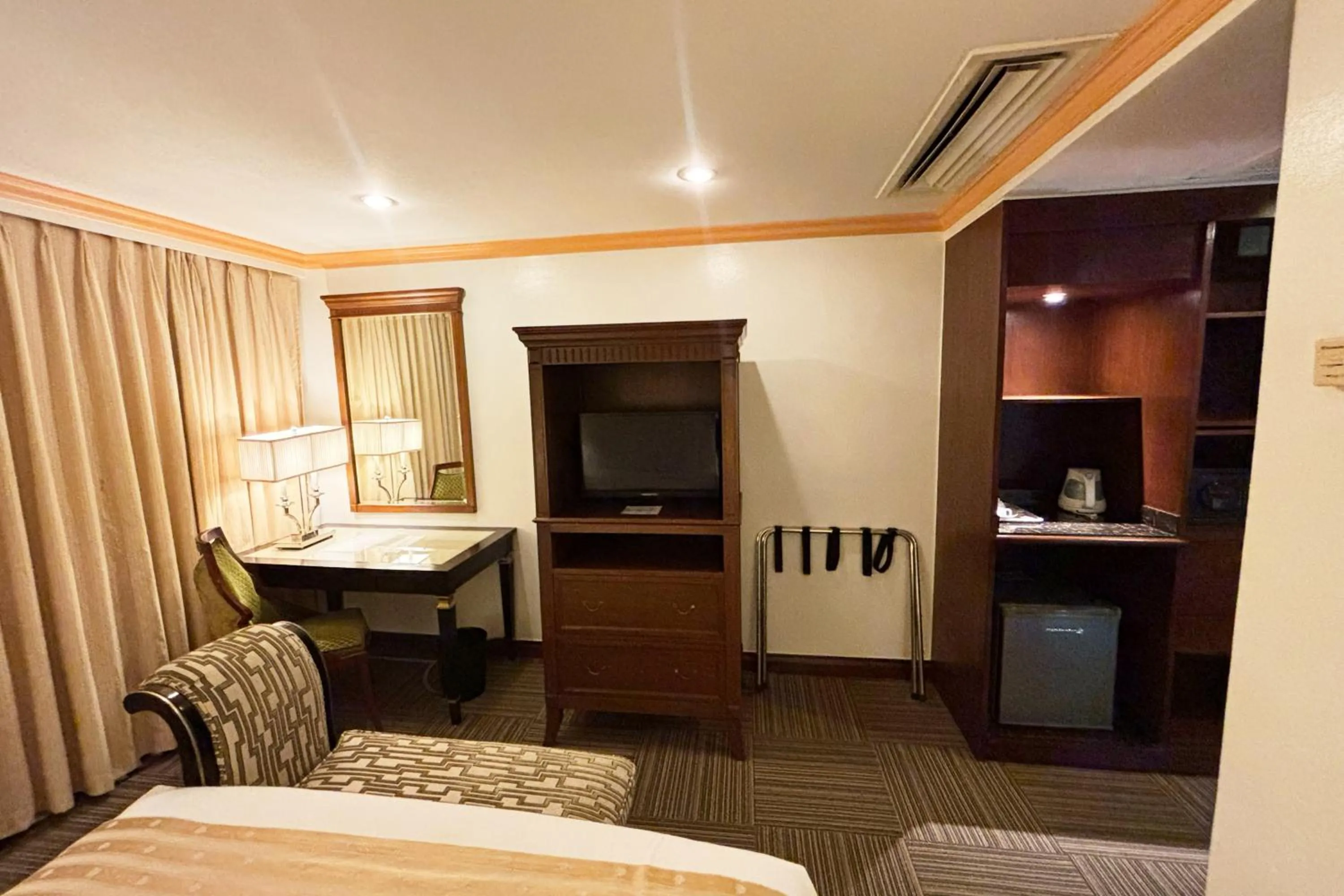 Bed in Tiara Oriental Hotel Makati powered by Cocotel