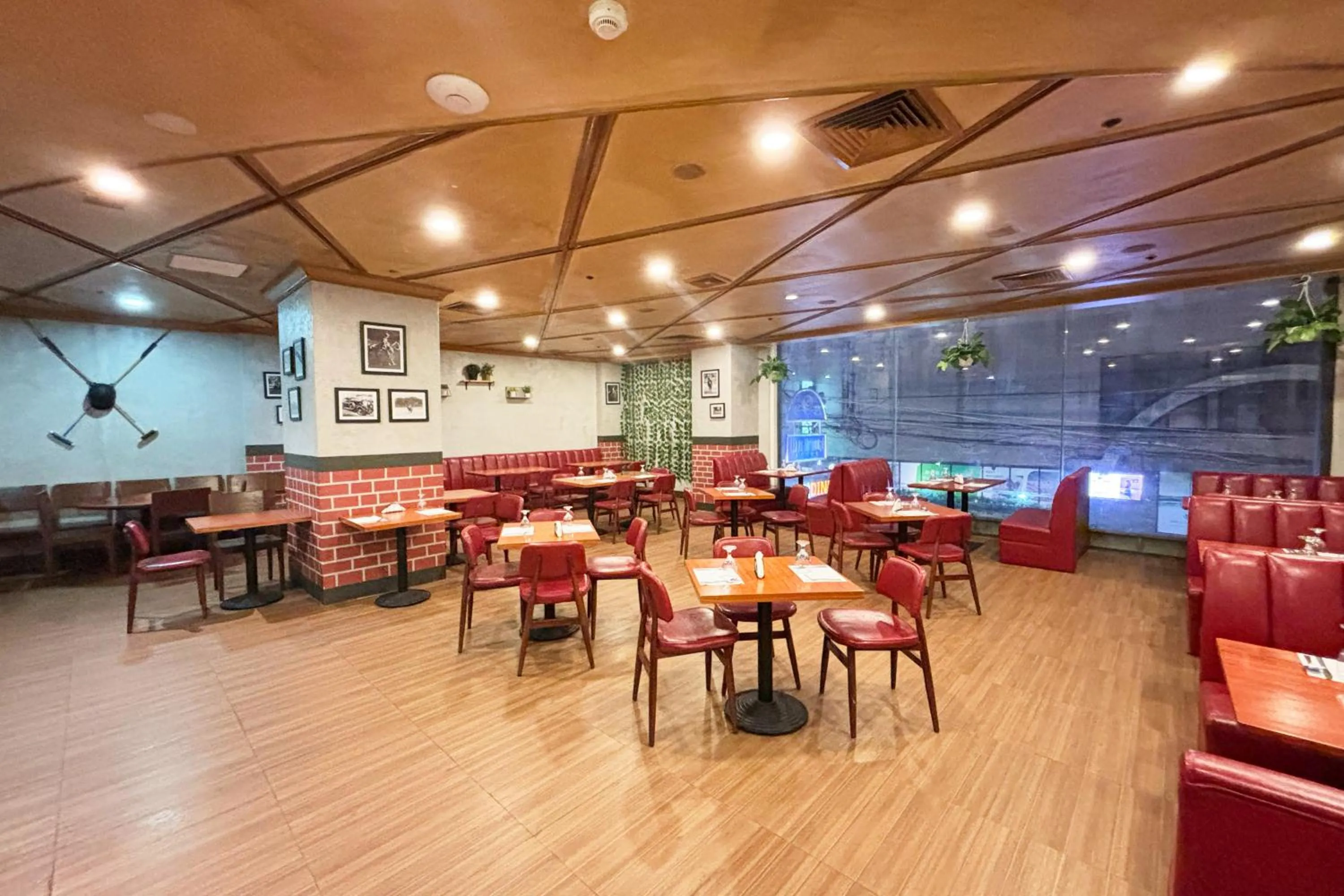 Restaurant/places to eat in Tiara Oriental Hotel Makati powered by Cocotel