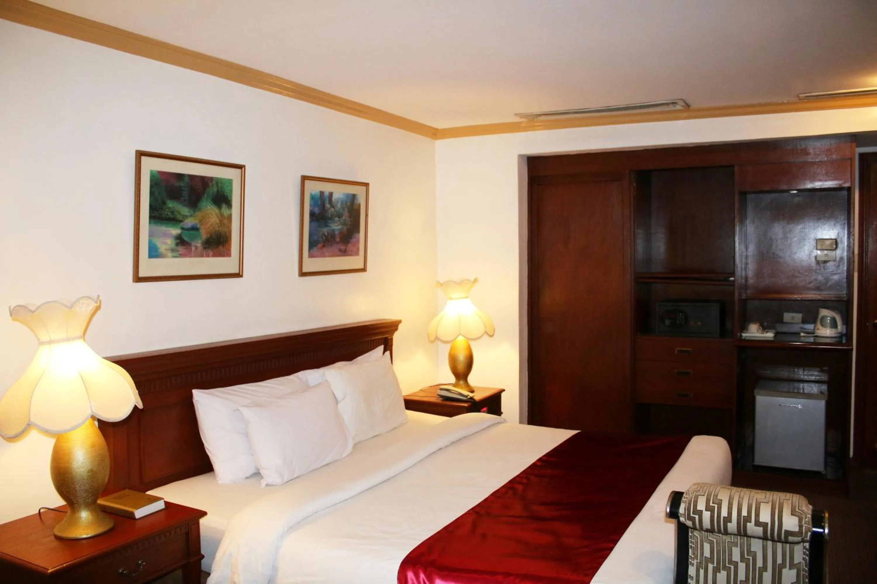 Bed in Tiara Oriental Hotel Makati powered by Cocotel