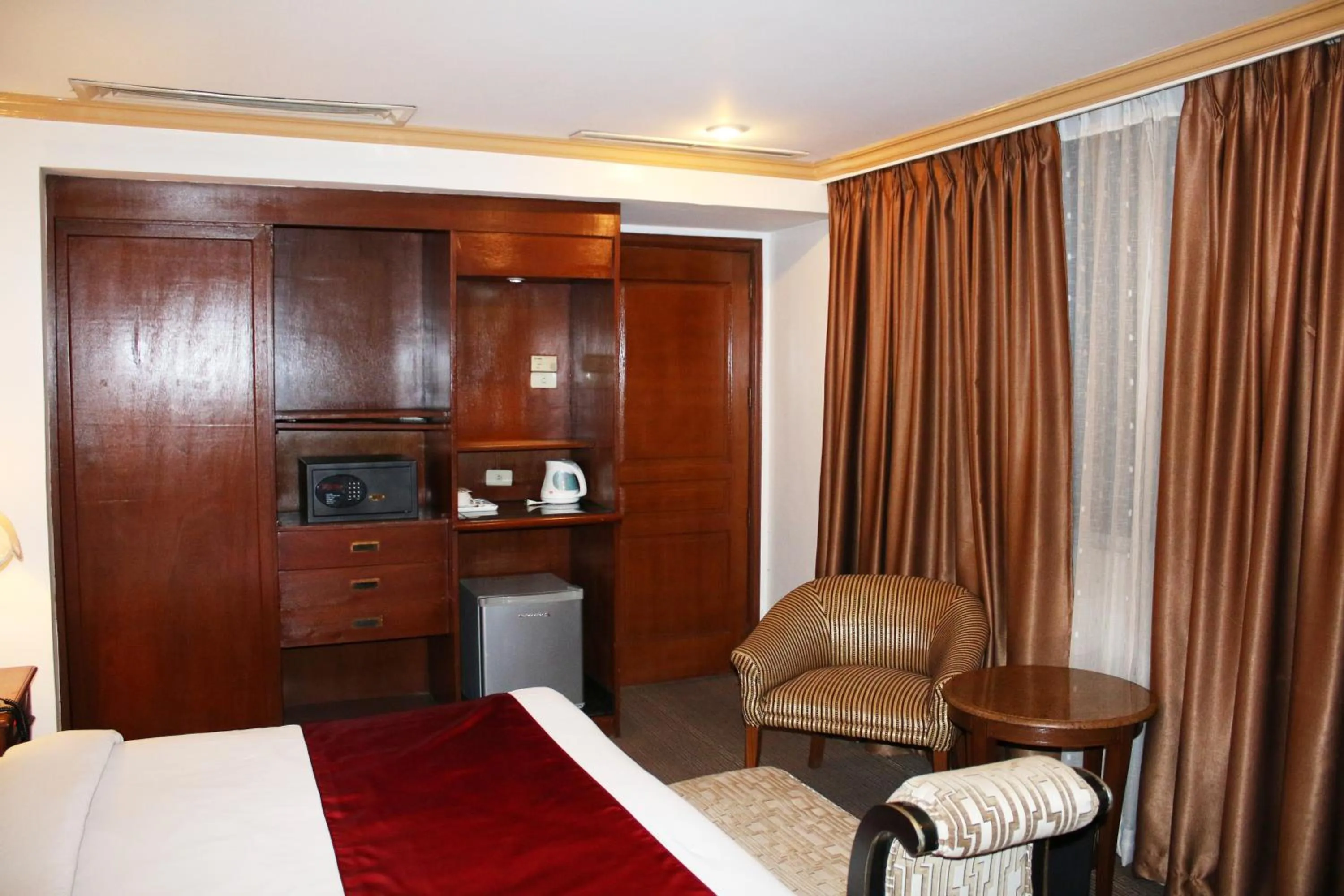 Bed in Tiara Oriental Hotel Makati powered by Cocotel