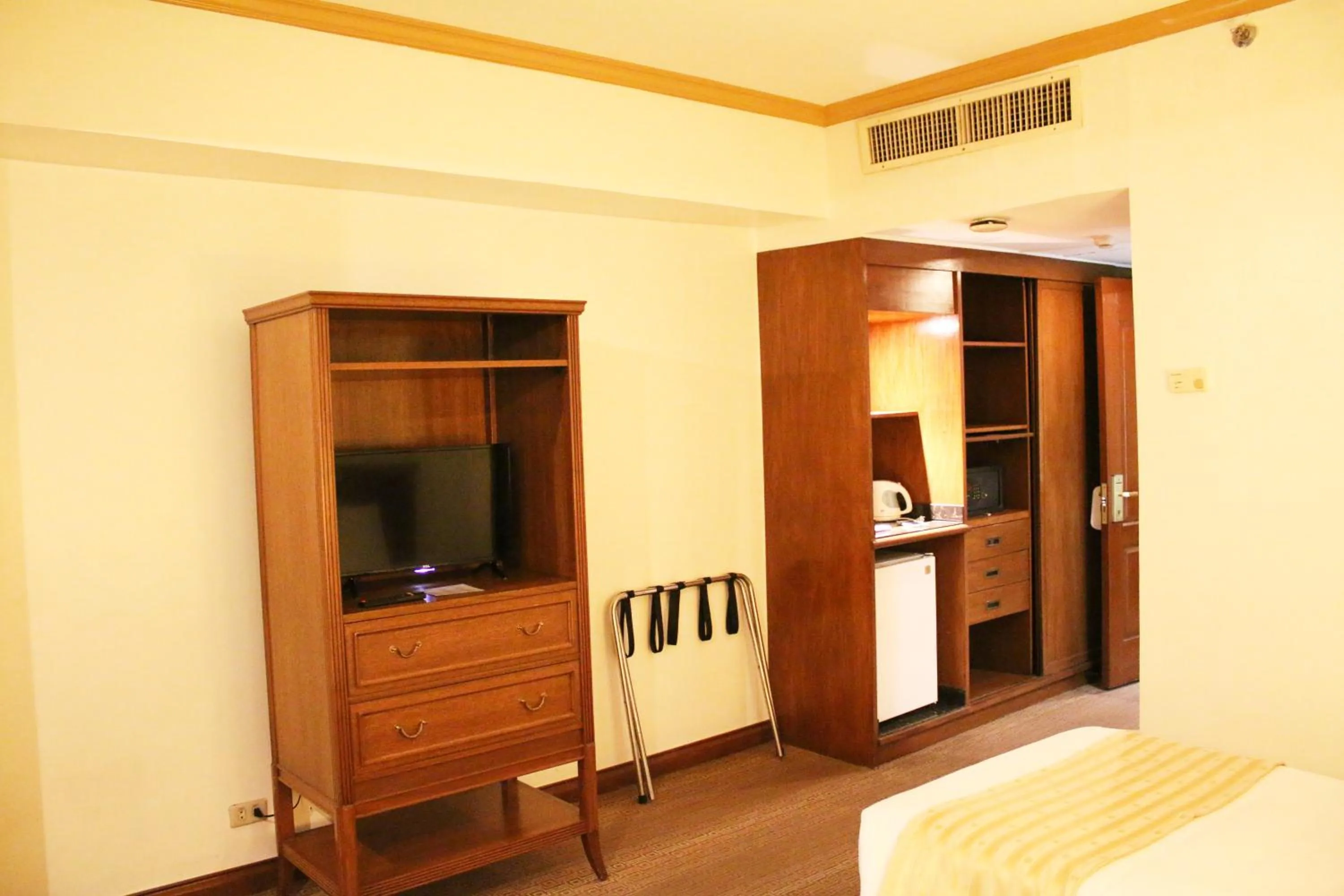 Bed in Tiara Oriental Hotel Makati powered by Cocotel