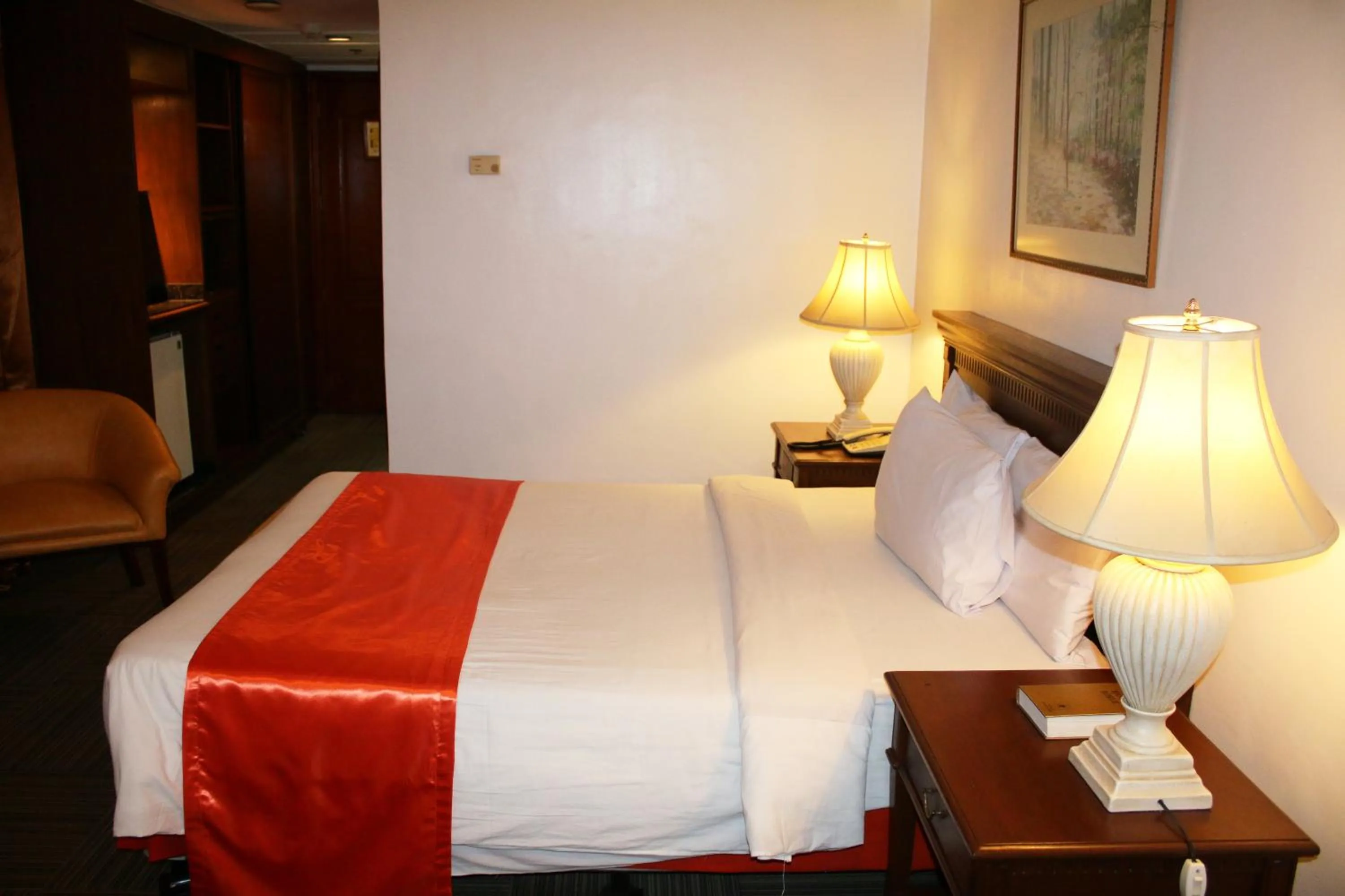 Bed in Tiara Oriental Hotel Makati powered by Cocotel