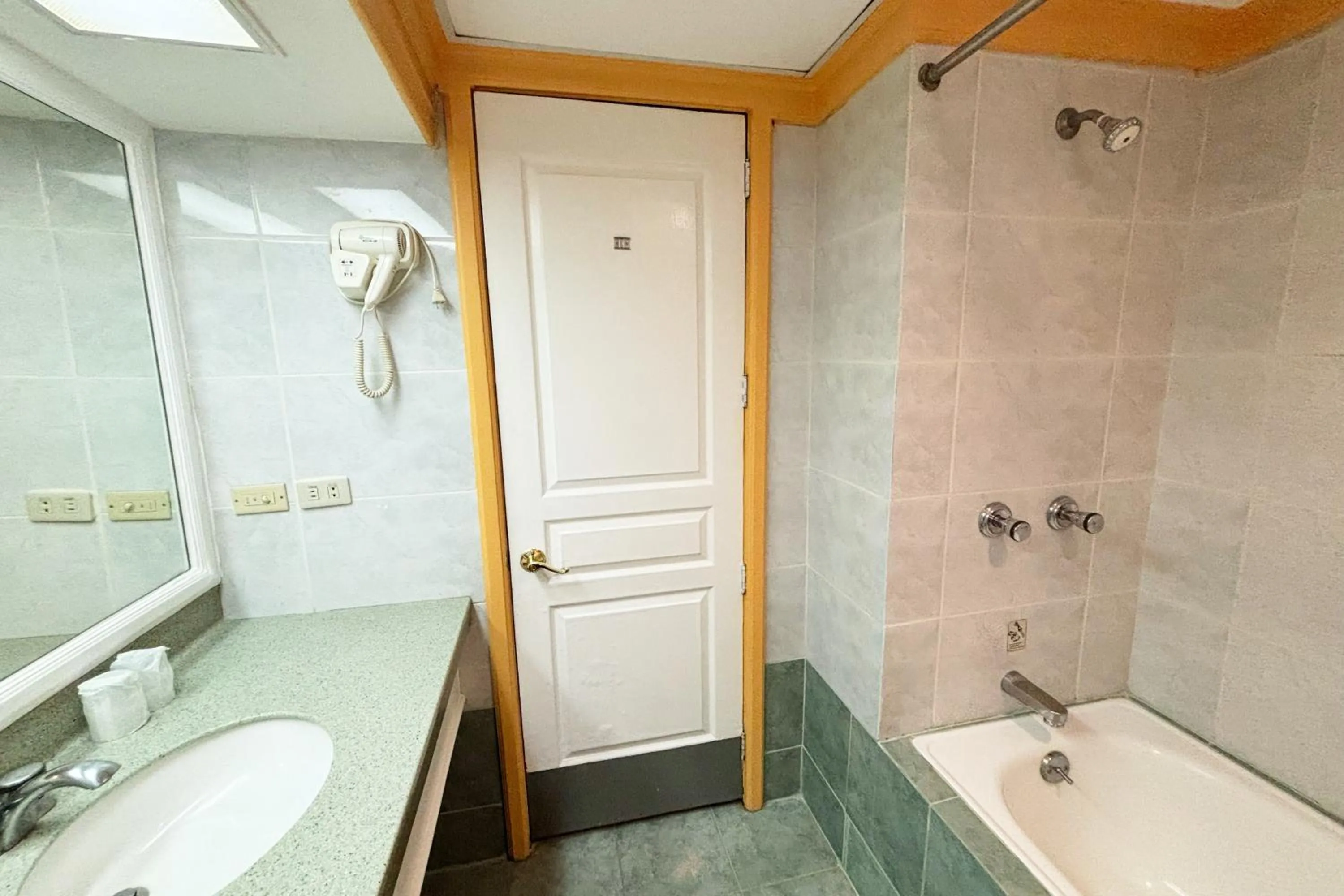 Tiara Oriental Hotel Makati powered by Cocotel