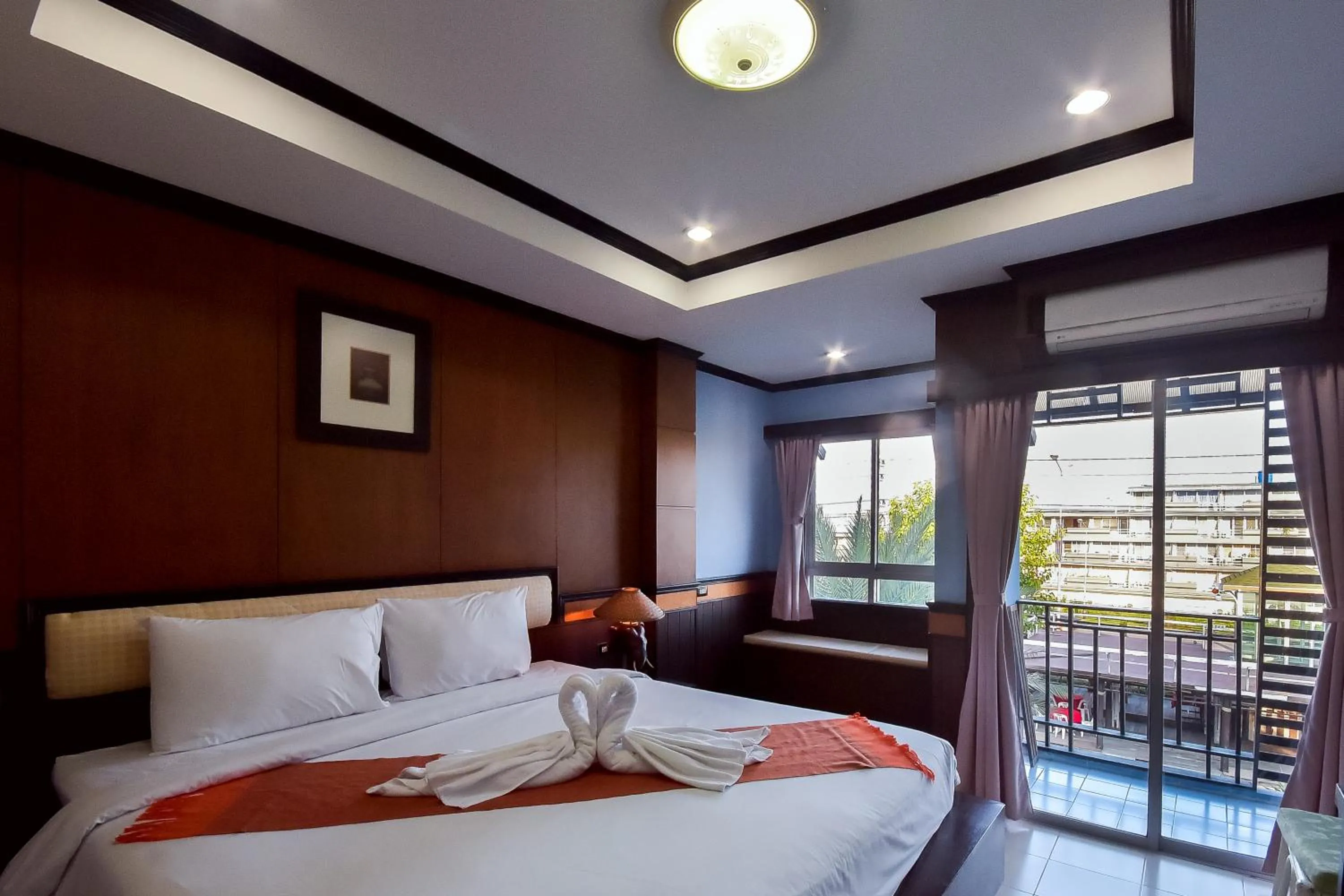 Photo of the whole room, Bed in Season Palace Huahin Hotel