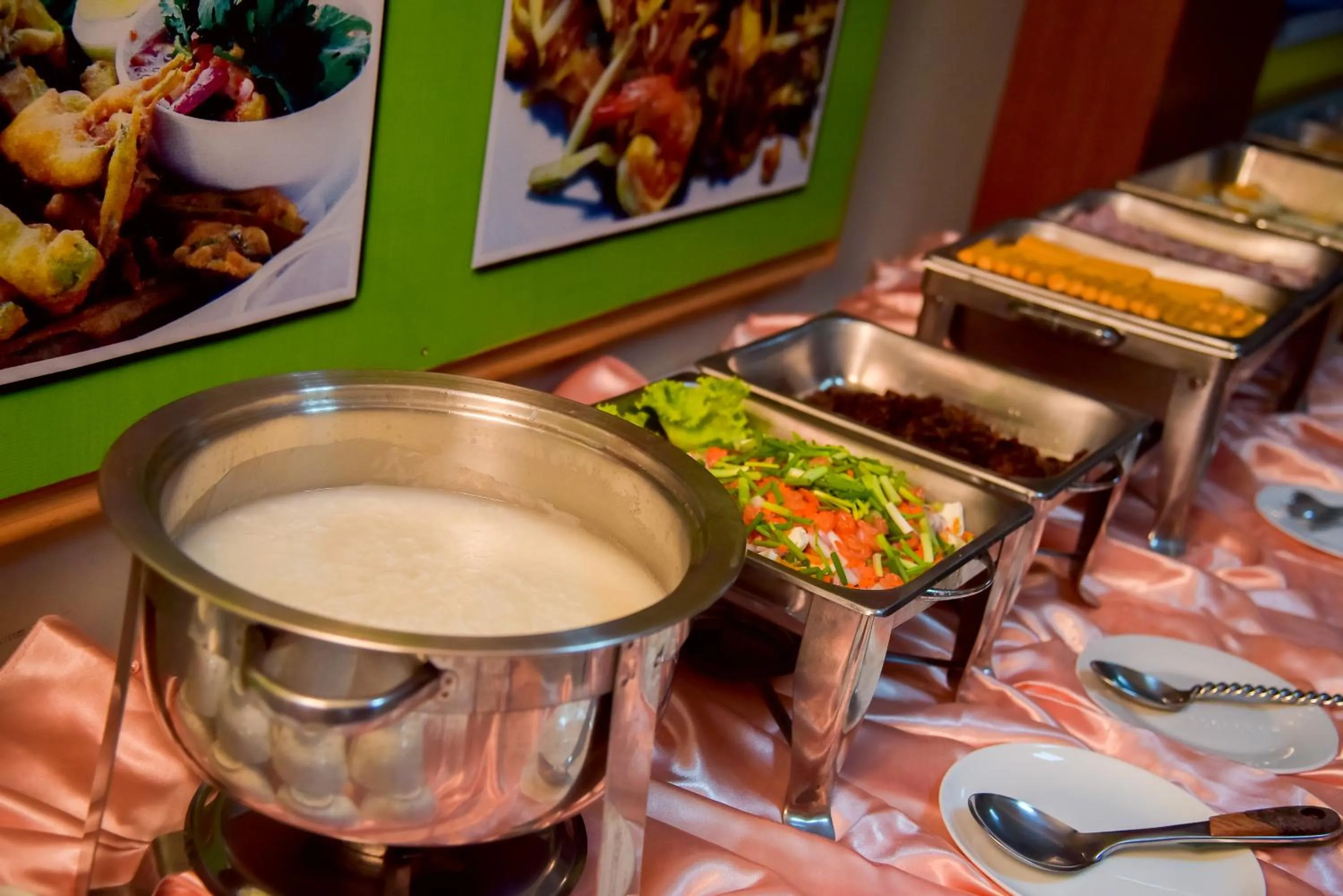 Restaurant/places to eat in Season Palace Huahin Hotel