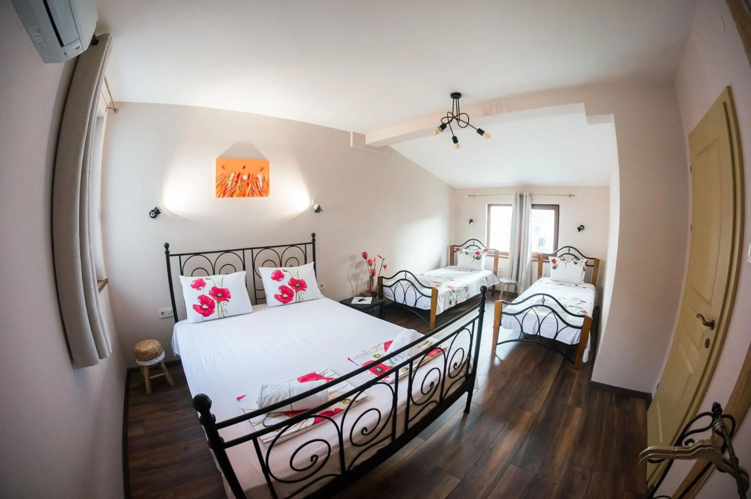 The Old House guest rooms and apartament