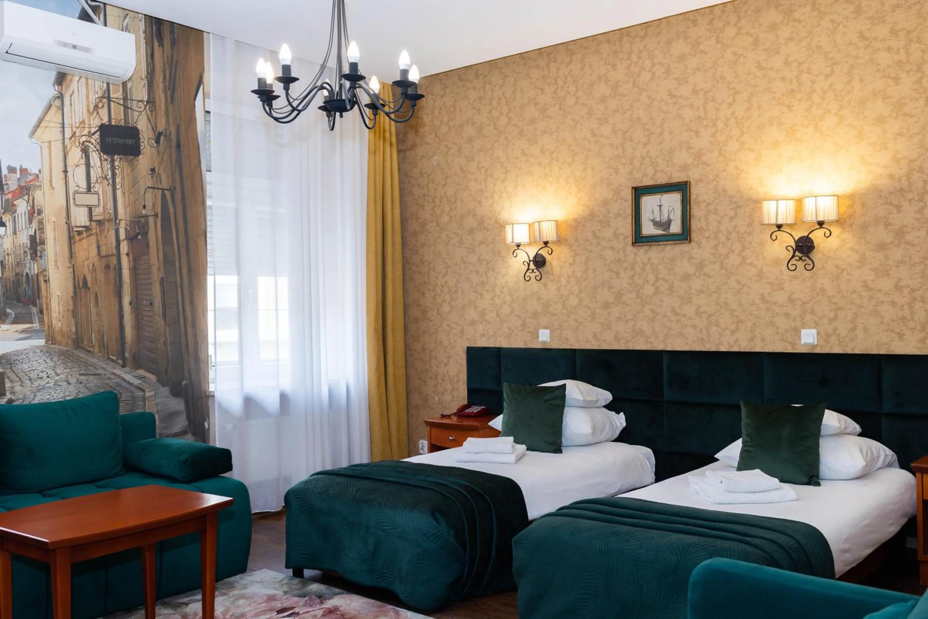 Living room, Bed in Hotel Wenecki